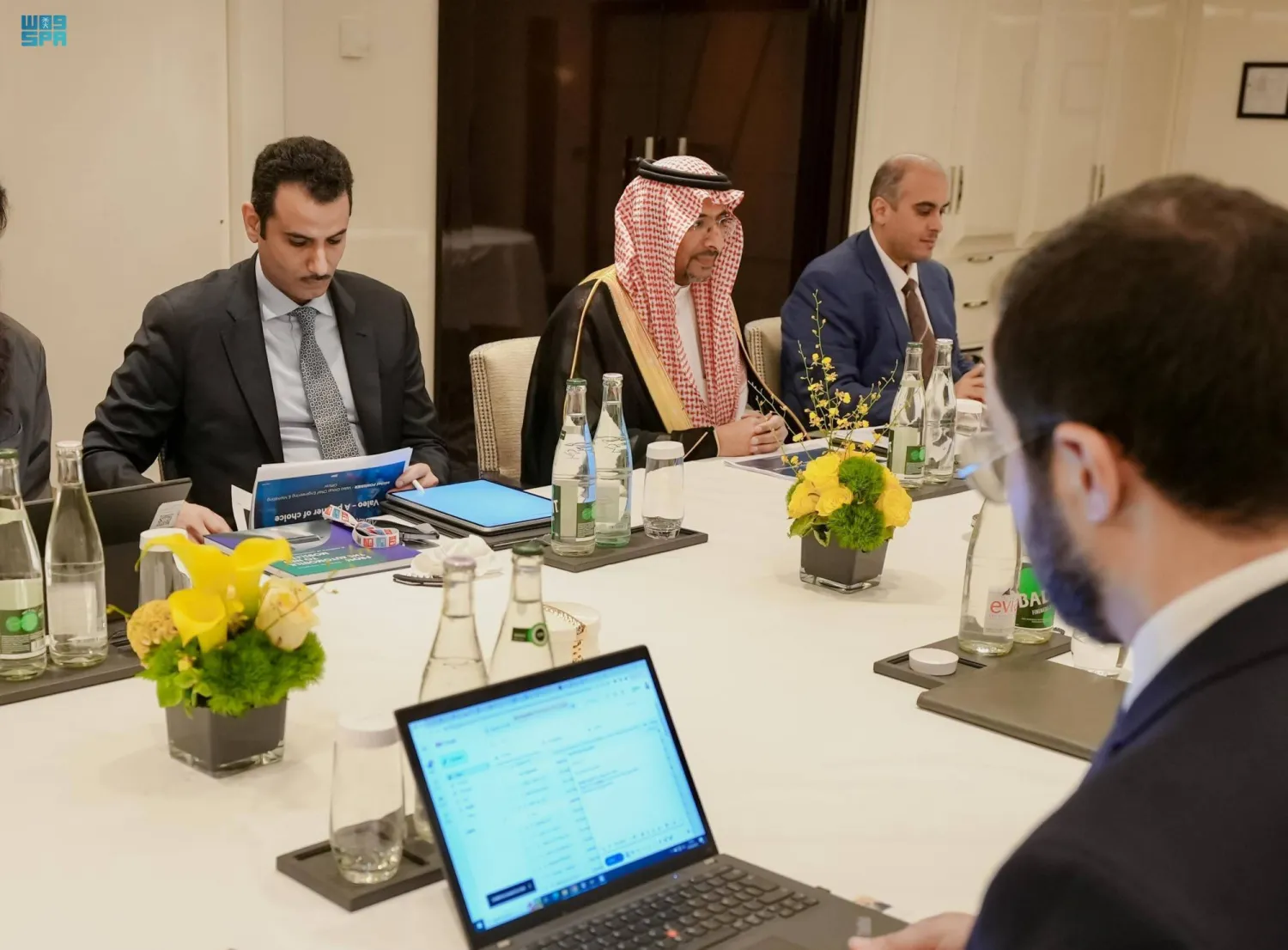 وزير الصناعة والثروة المعدنية السعودي خلال لقاءات ثنائية مع عدد من مسؤولي الشركات الفرنسية (واس)