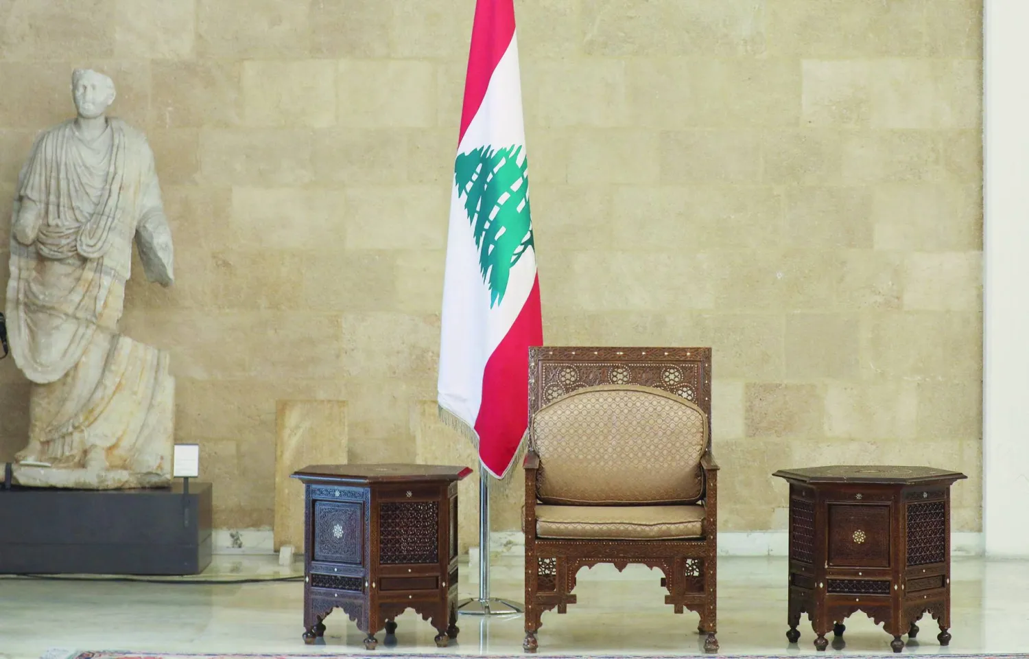 كرسي الرئاسة اللبنانية الشاغر منذ 1 نوفمبر الماضي (رويترز)
