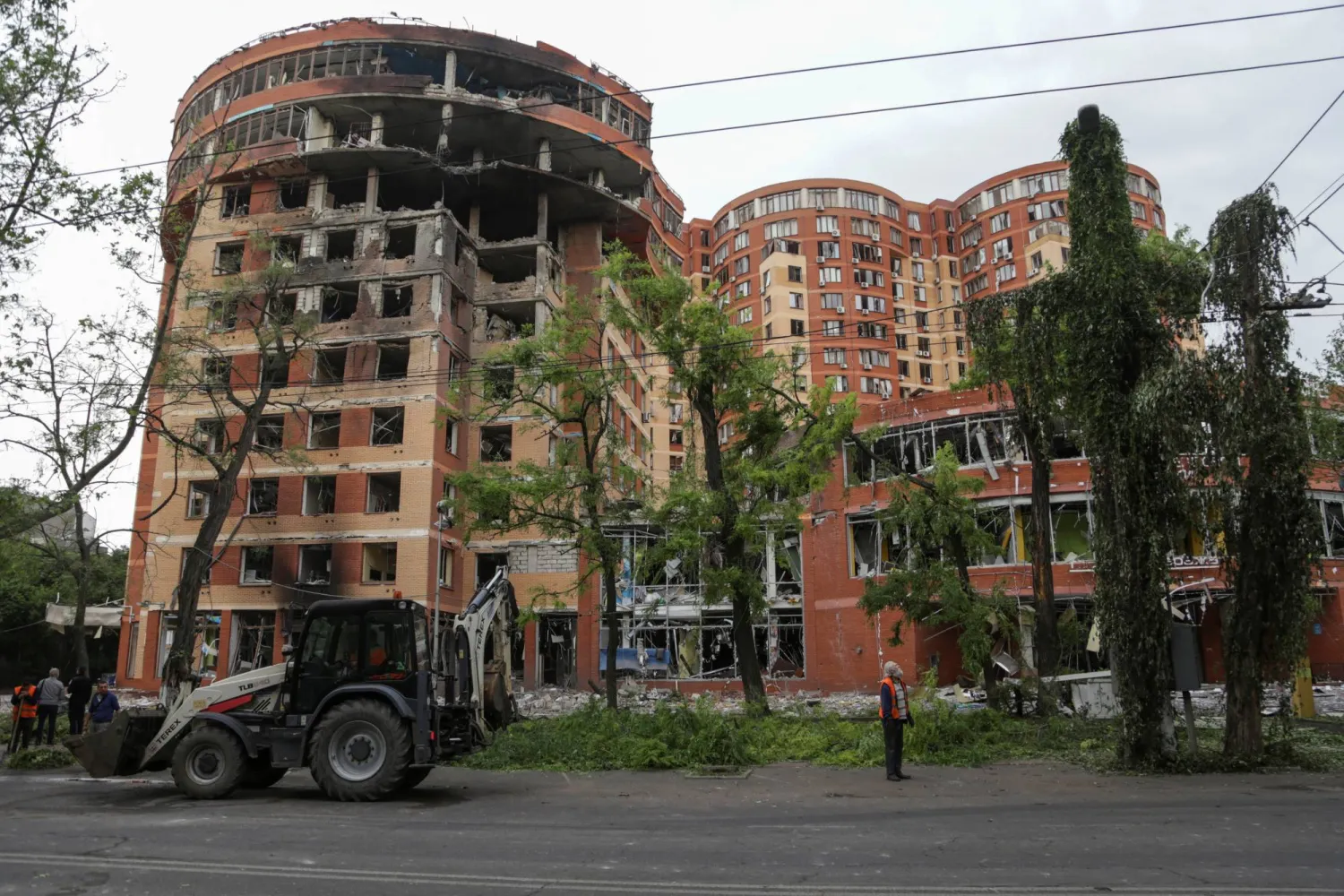 مشهد لآثار الحريق في مركز تجاري نتيجة لقصف روسي في منطقة أوديسا بجنوب أوكرانيا (رويترز)