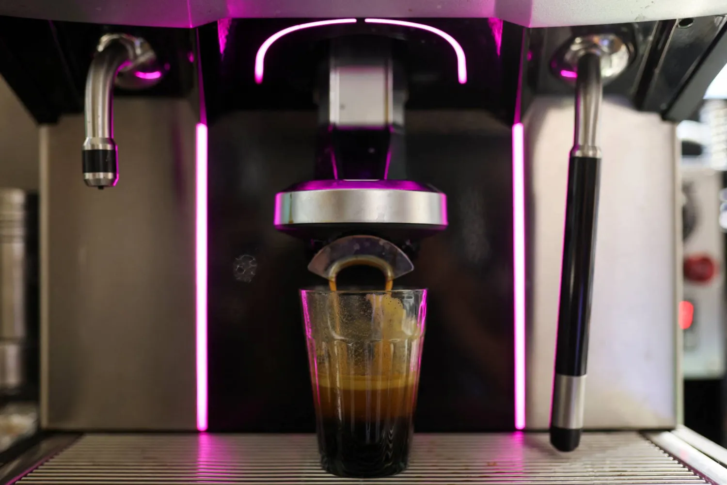 عبوات القهوة الفورية تباع في بريطانيا بما يعادل 13 دولاراً (رويترز)