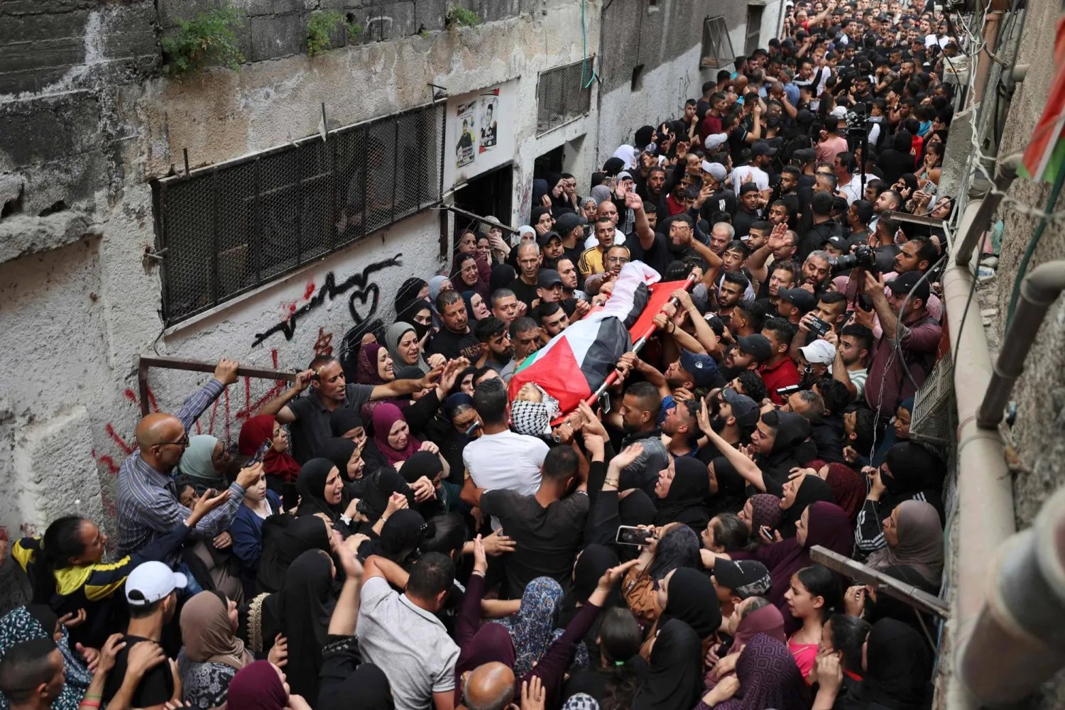 مشهد من جنازة فارس عبد المنعم محمد حشاش في مخيم «بلاطة» بالضفة الغربية (أ.ف.ب)