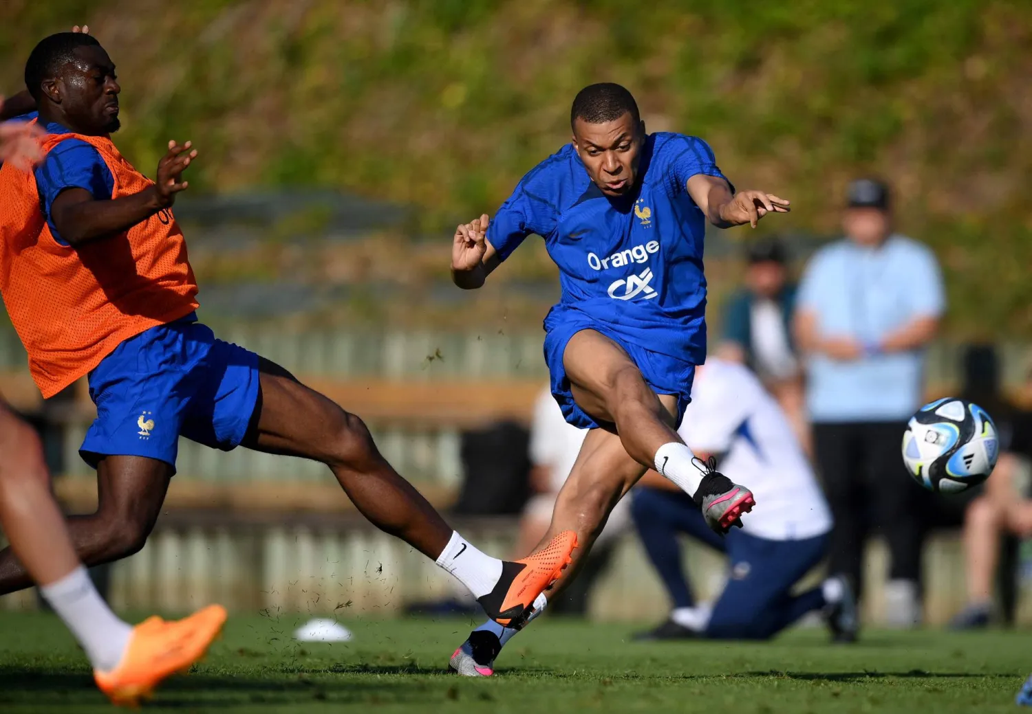 النجم الفرنسي قال إن كل ما في الأمر أنه أكد رغبته في عدم تفعيل بند التجديد لعام إضافي (أ.ف.ب)