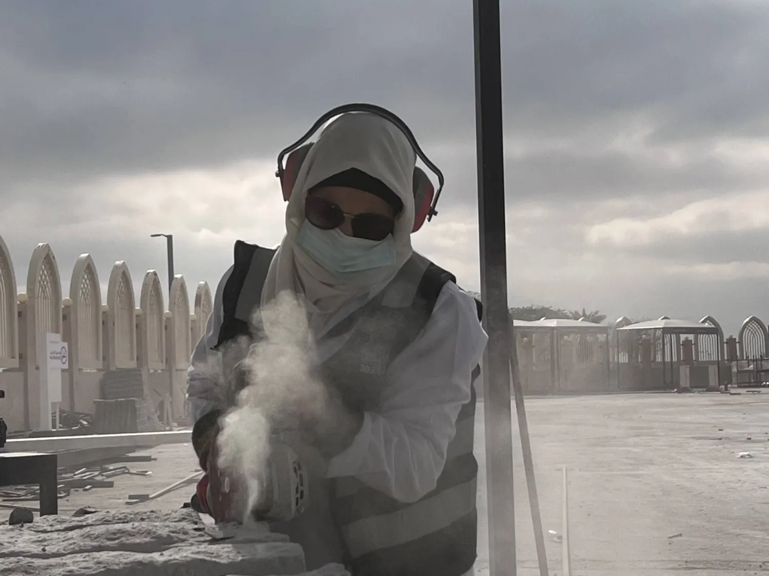 النحاتة أزهار سعيد خلال عملها (الشرق الأوسط)