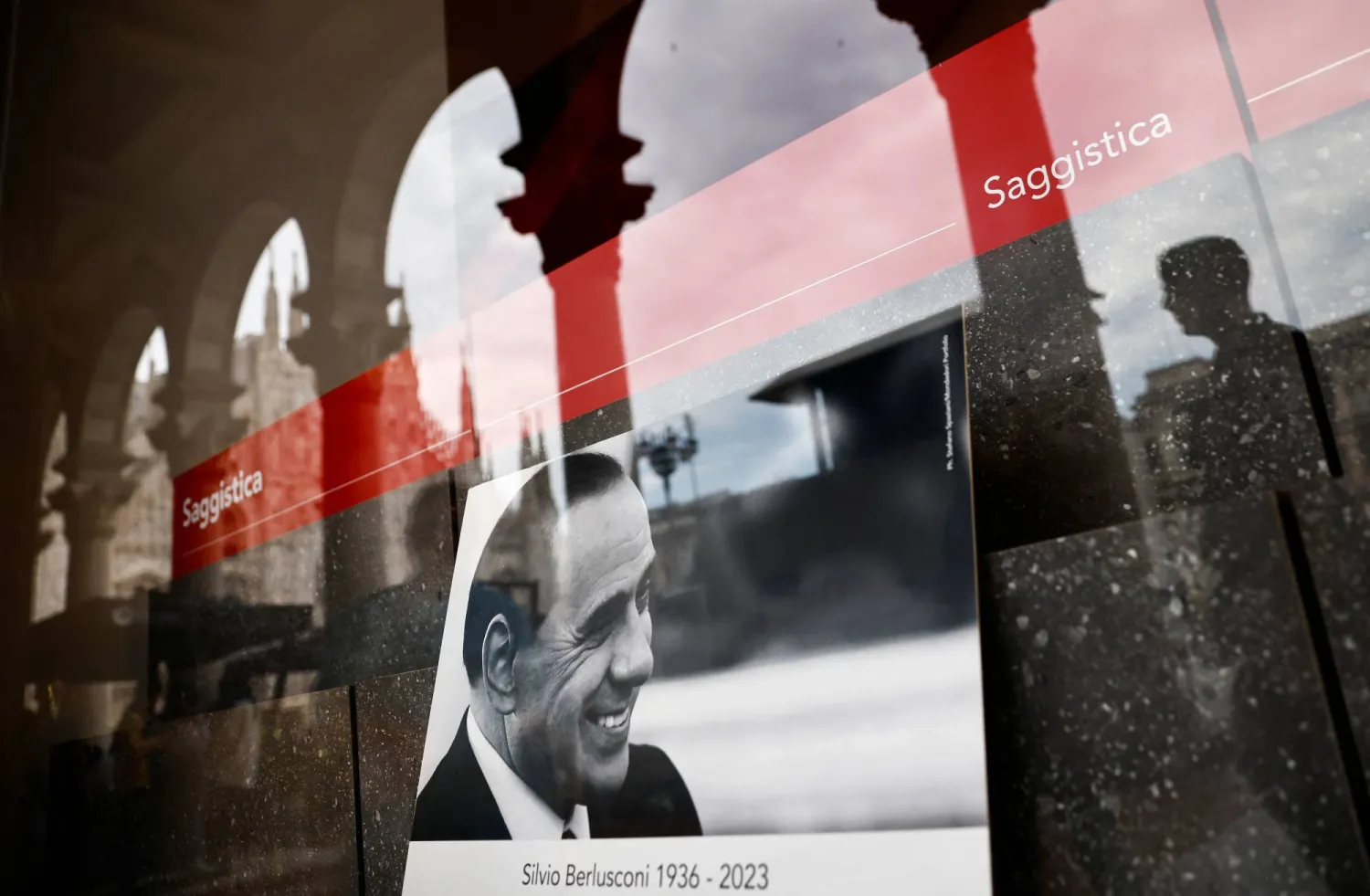 صورة لبرلسكوني على محل لبيع الكتب في ميلانو (رويترز)