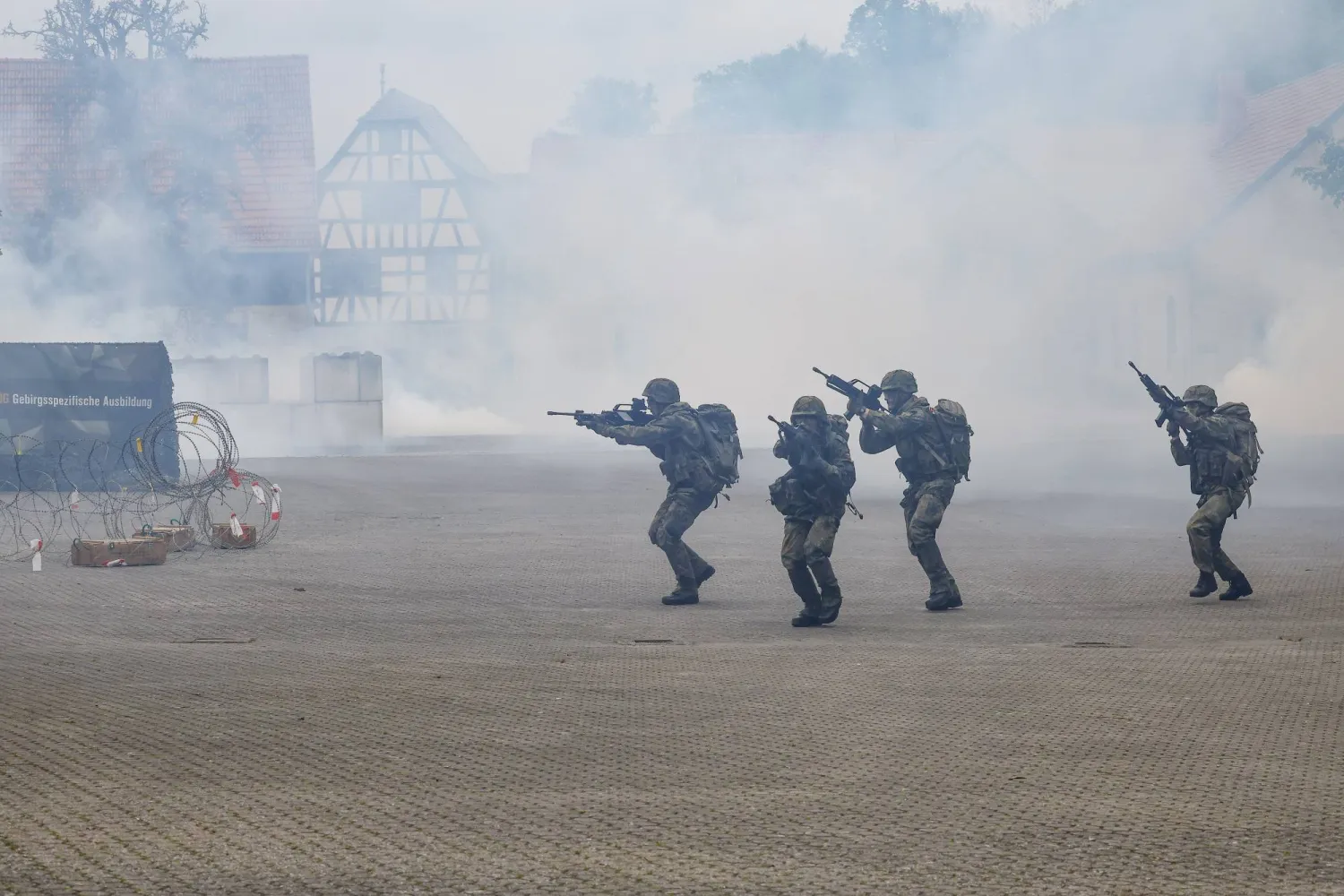 جنود ألمان يشاركون بتدريبات عسكرية (د.ب.أ)