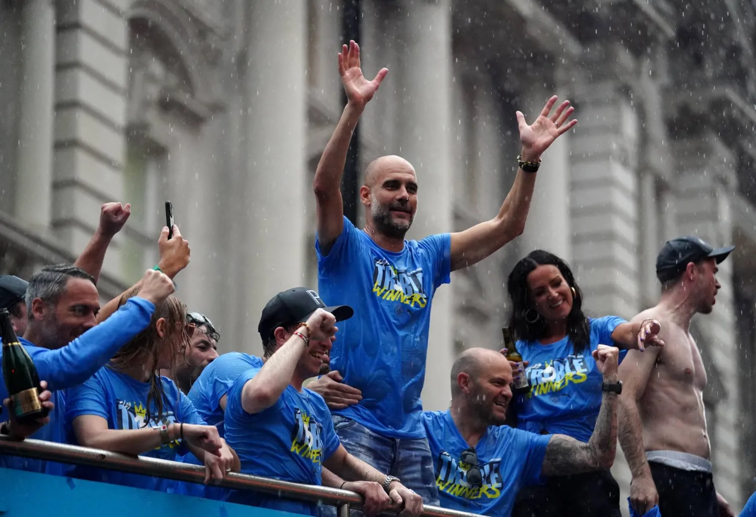 غوارديولا وحافلة النصر وفرحة الفوز بلقب دوري الأبطال (د.ب.أ)