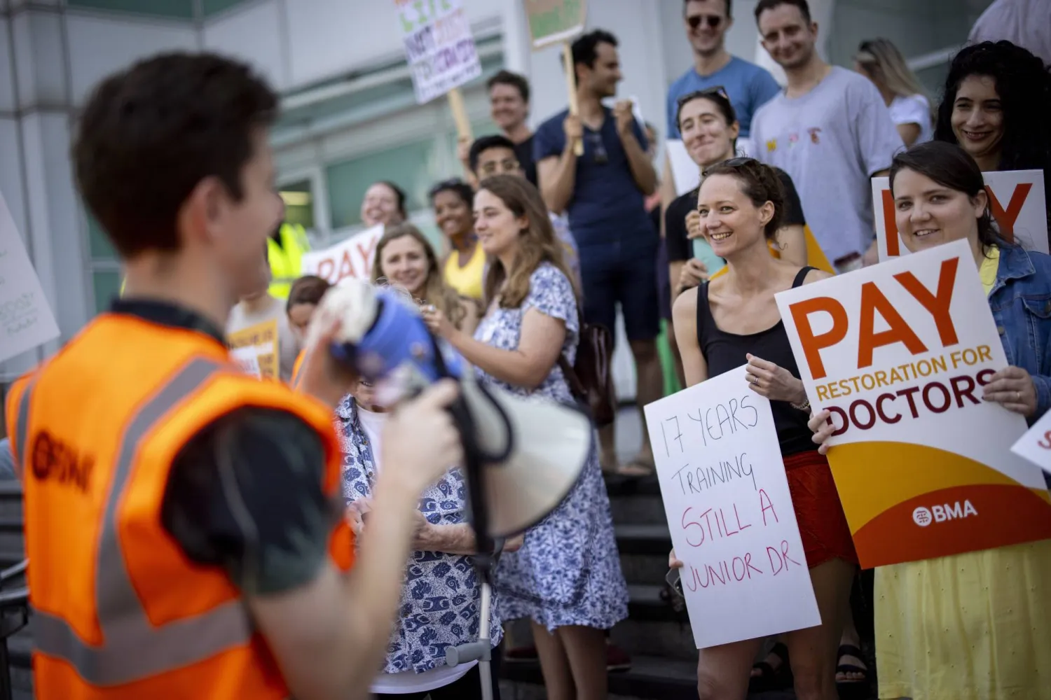 اعتصام خارج مستشفى جامعة لندن للأطباء المبتدئين (إ.ب.أ)