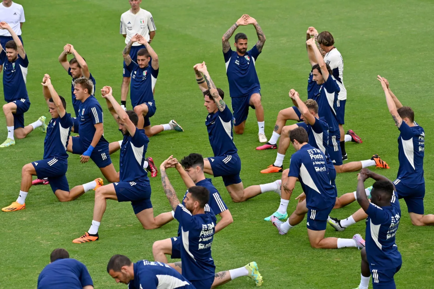 حماس في تدريبات منتخب إيطاليا قبل مواجهة إسبانيا (إ.ب.أ)