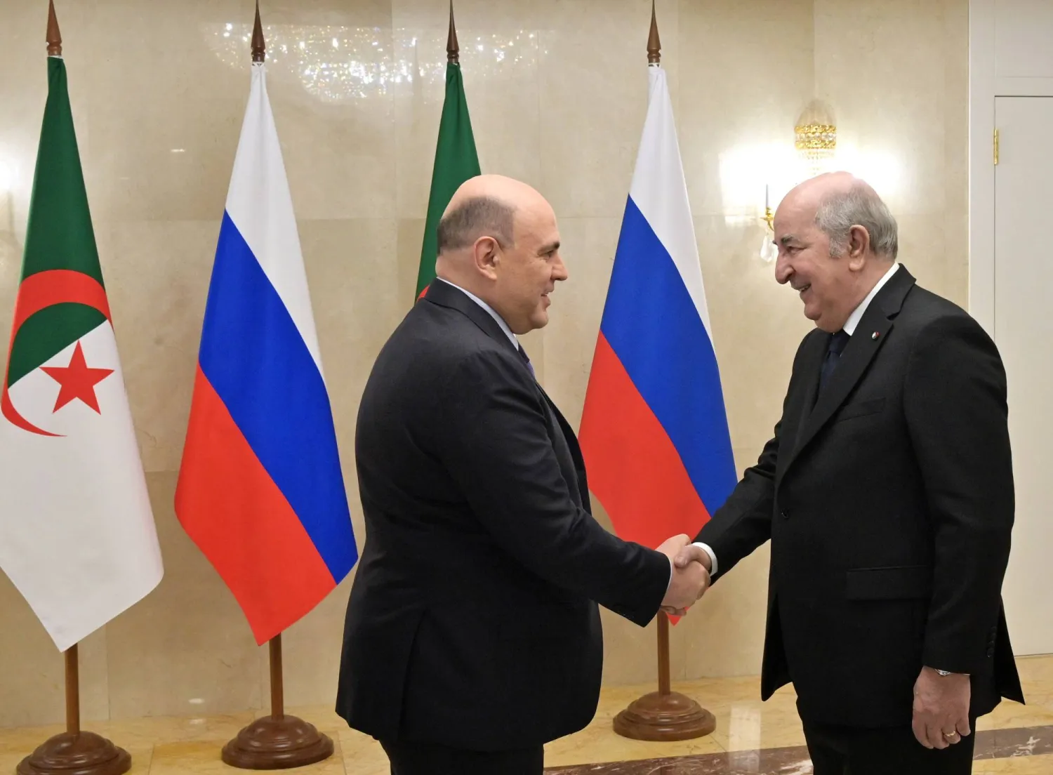 تبون مصافحاً رئيس وزراء روسيا ميخائيل فلاديميروفيتش ميشوستين (إ.ب.أ)