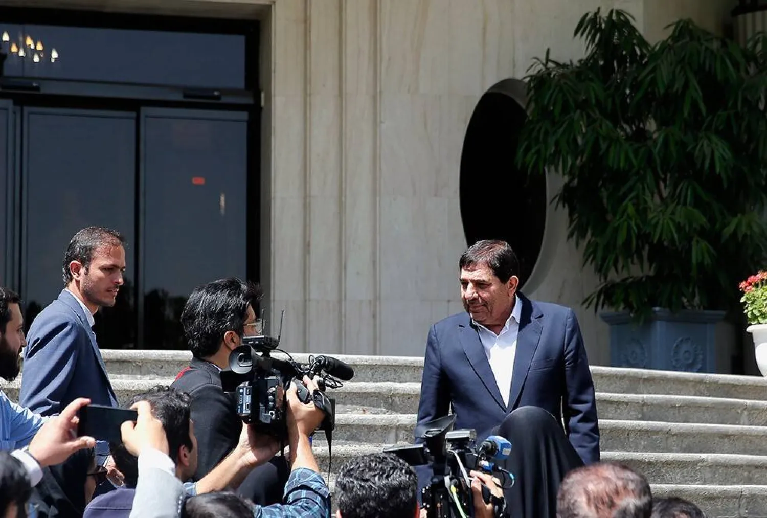 نائب الرئيس الإيراني محمد مخبر يرد على الصحافيين على هامش اجتماع الحكومة (إرنا)