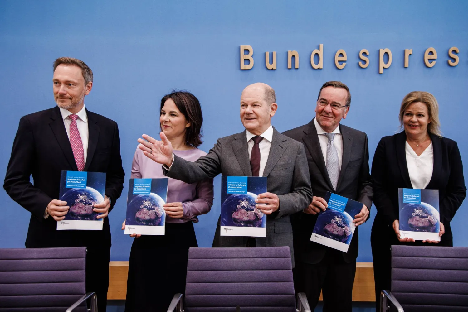 المستشار الألماني ووزراؤه لدى الكشف عن استراتيجية الأمن القومي في برلين (إ.ب.أ)