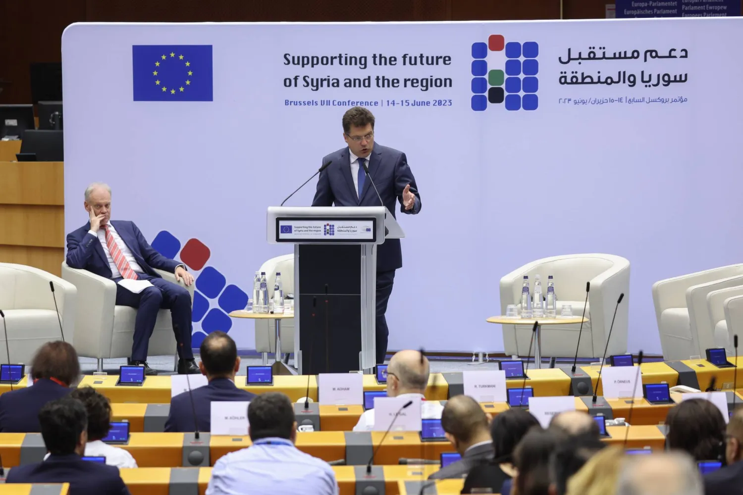 المفوّض الأوروبي لشؤون المساعدات الإنسانية وإدارة الأزمات جانيز لينارشيش في الجلسة الافتتاحية لمؤتمر مساعدة سوريا في بروكسل الأربعاء (إ.ب.أ)