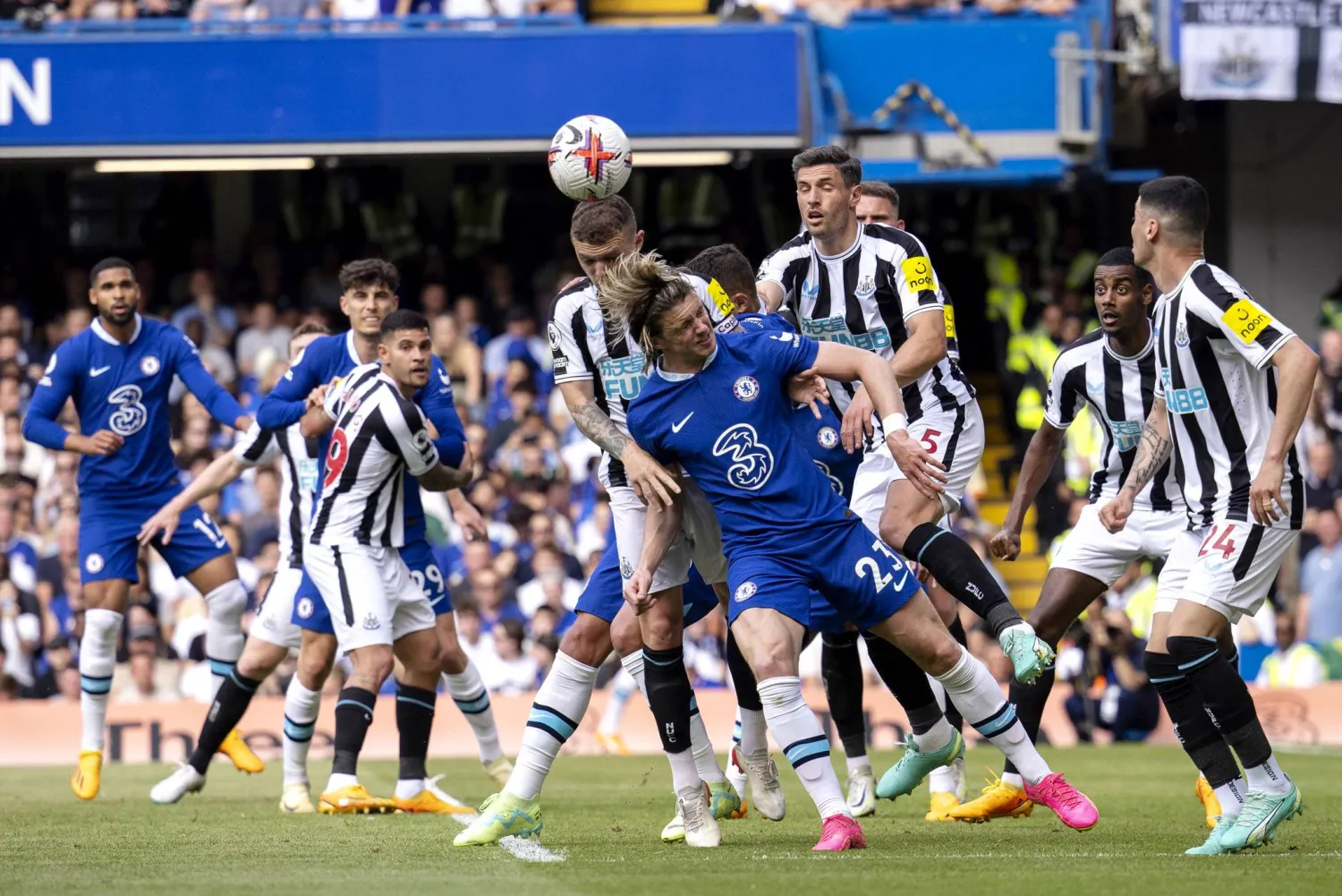 جانب من منافسات الدوري الإنجليزي الممتاز (إ.ب.أ)