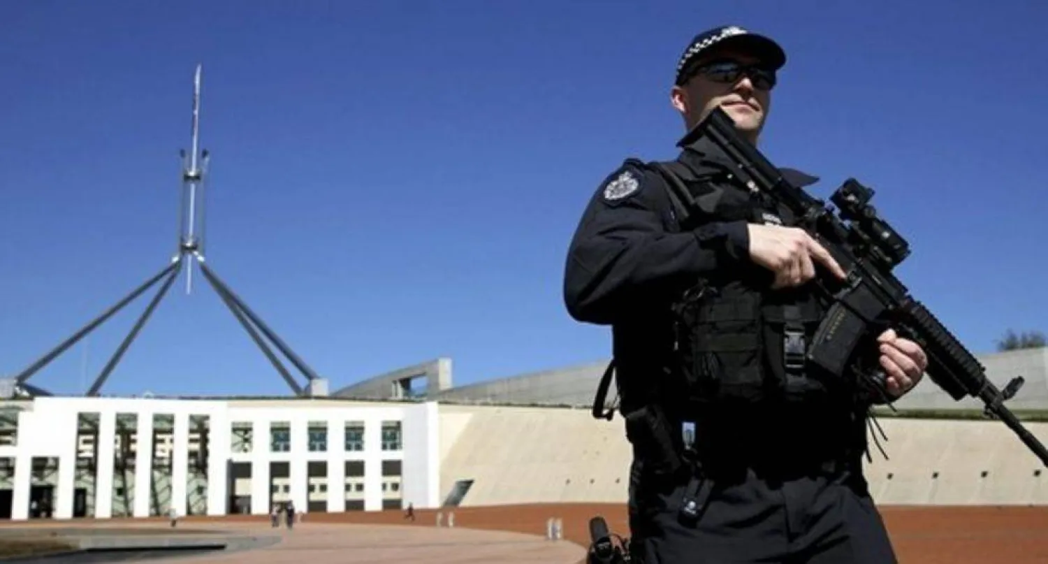 أرشيفية لشرطي مسلح أمام مقر البرلمان الأسترالي (إ.ب.أ)