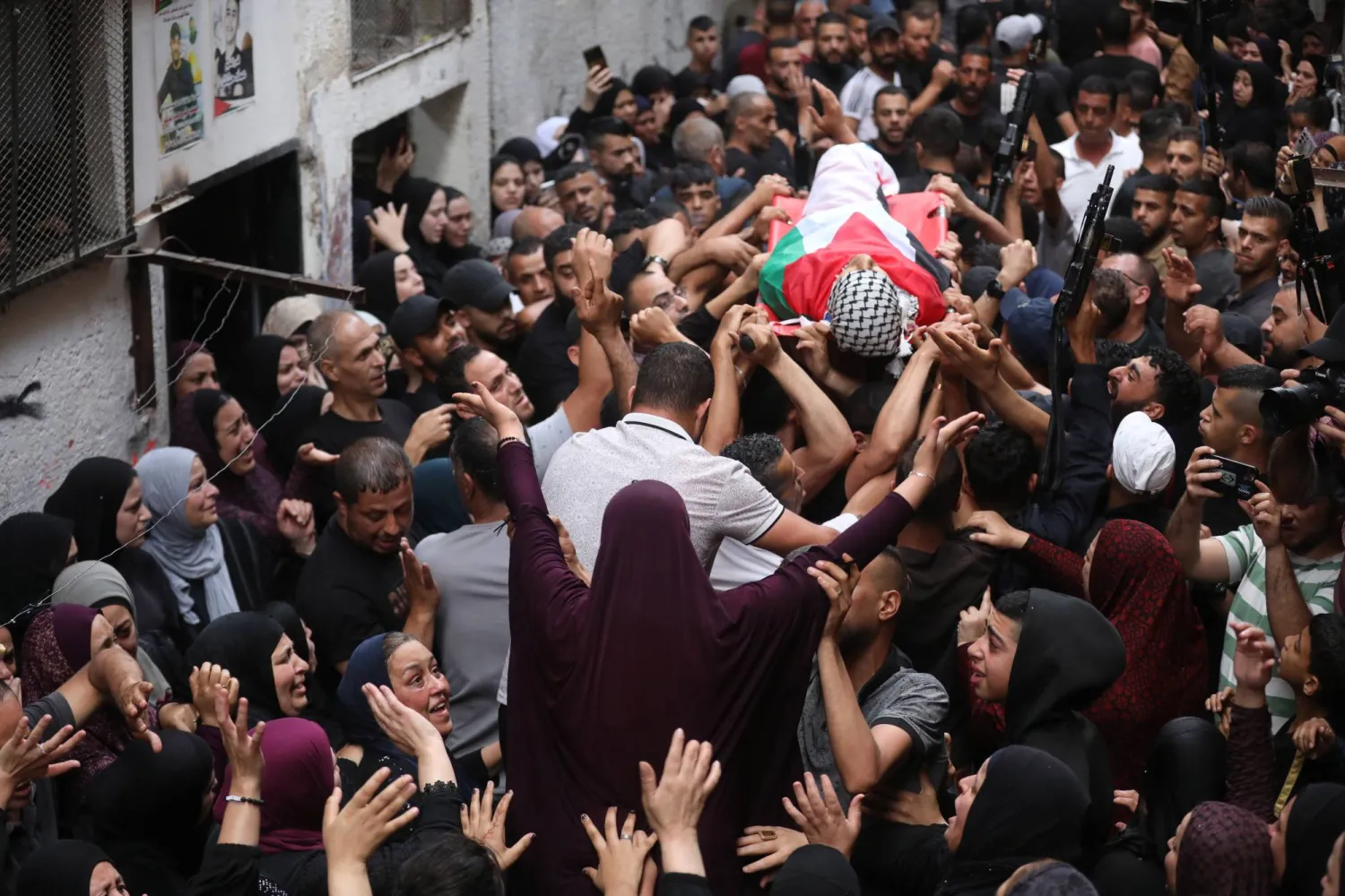 حصيلة القتلى الفلسطينيين برصاص القوات الإسرائيلية والمستوطنين ارتفعت منذ بداية العام الحالي إلى 161 شخصاً (إ.ب.أ)