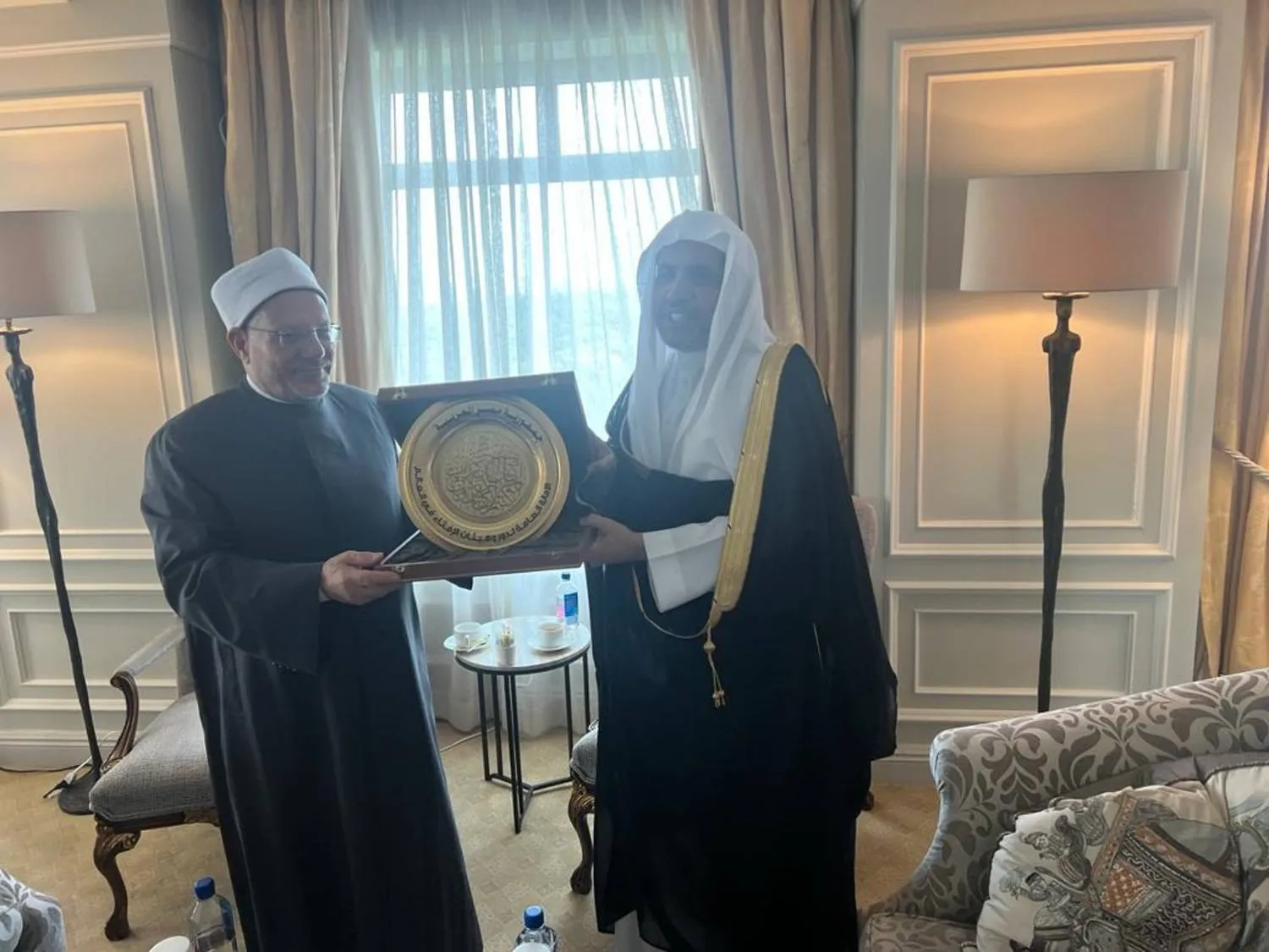 Egyptian Mufti Shawki Allam gifting the Muslim World League (MWL), Mohammed al-Issa, the shield of the General Secretariat for Fatwa Authorities Worldwide (Egyptian Dar al-Iftaa)
