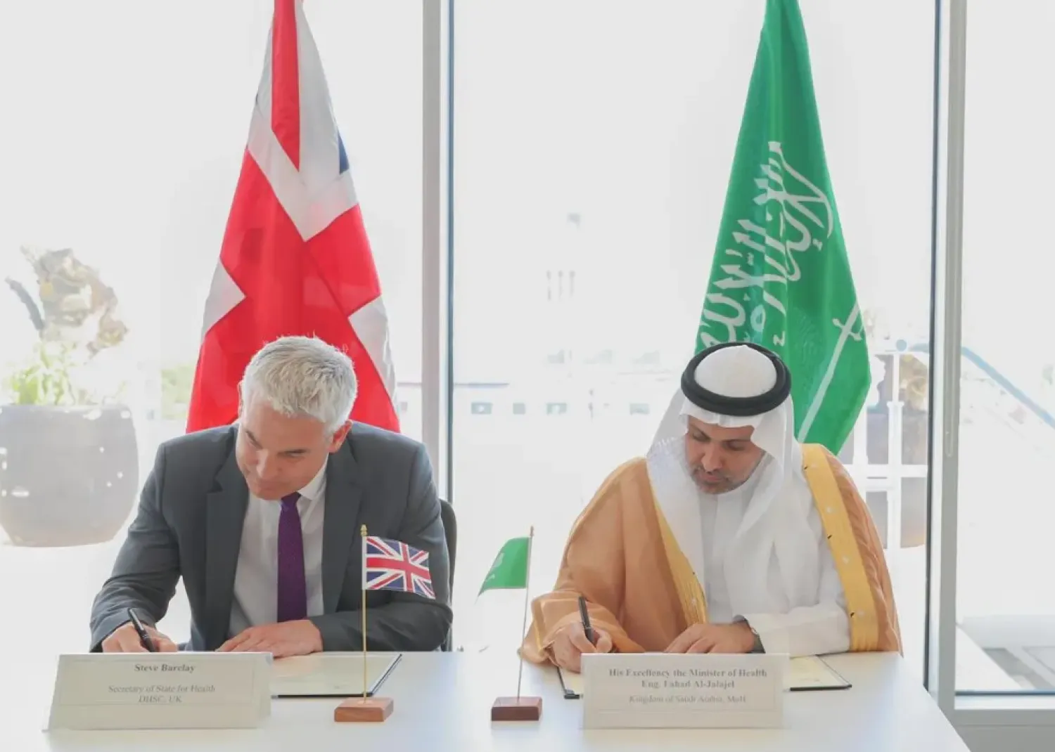 Saudi and British Ministers sign a memorandum of cooperation - SPA
