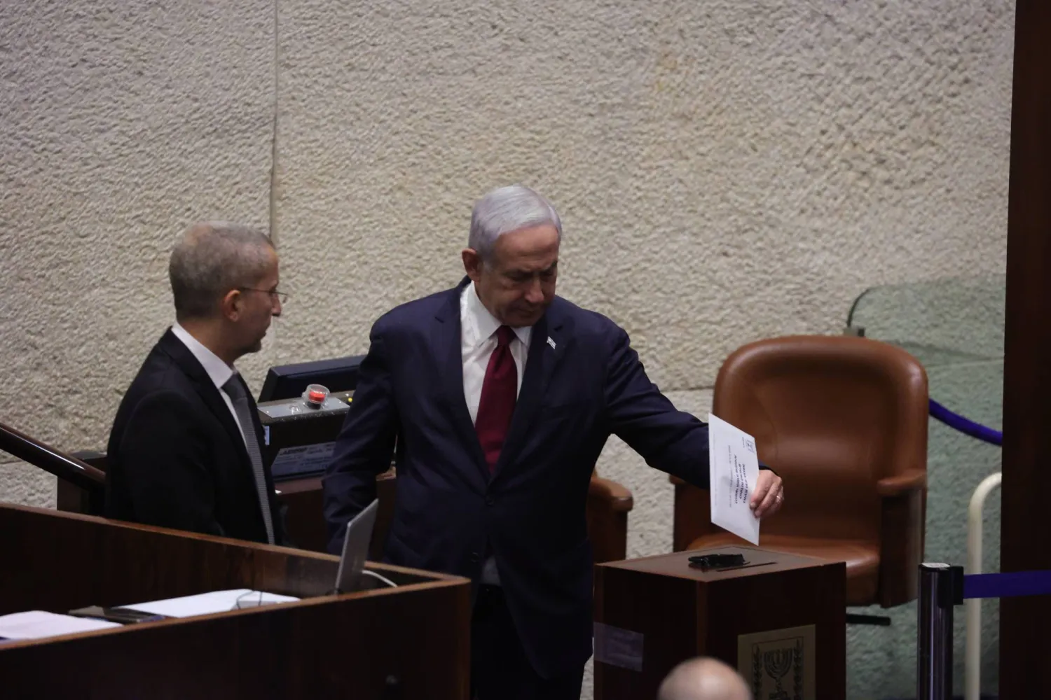 رئيس الوزراء الإسرائيلي بنيامين نتنياهو يصوّت الأربعاء على لجنة اختيار القضاة في القدس  (إ.ب.أ)