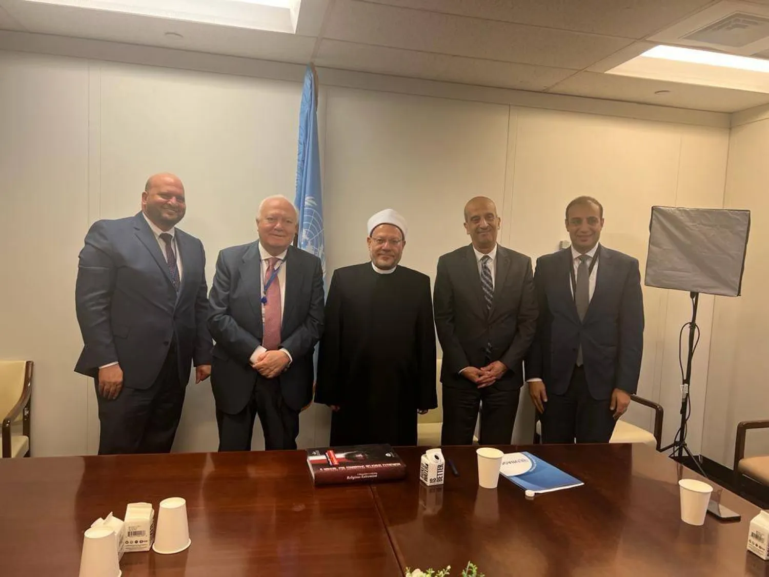 مفتي مصر خلال لقائه الممثل السامي للأمين العام للأمم المتحدة لتحالف الحضارات... (دار الإفتاء المصرية)