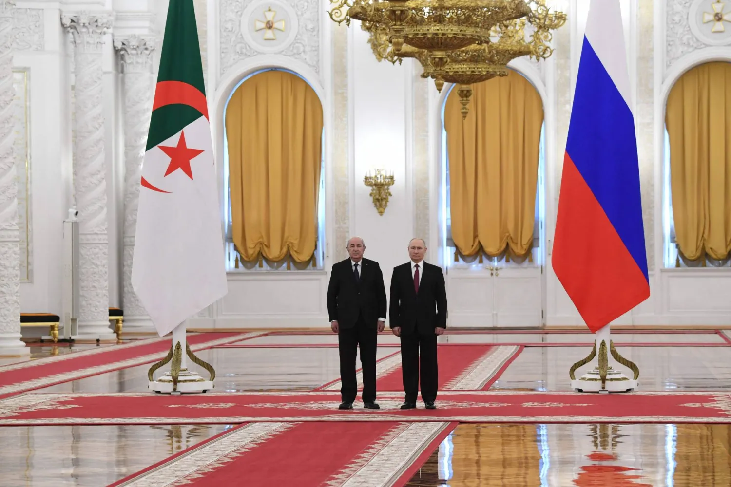 الرئيس بوتين مستقبلاً عبد المجيد تبون في الكرملين (أ.ف.ب)