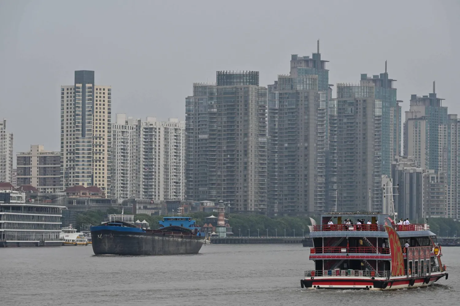 جانب من مدينة شنغهاي الصينية وسط مؤشرات اقتصادية مربكة (أ.ف.ب)