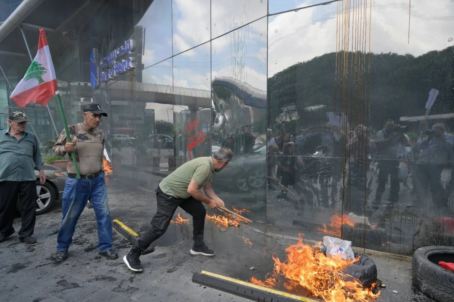 محتجون يحرقون إطارات أمام مصارف في شرق بيروت (الشرق الأوسط)