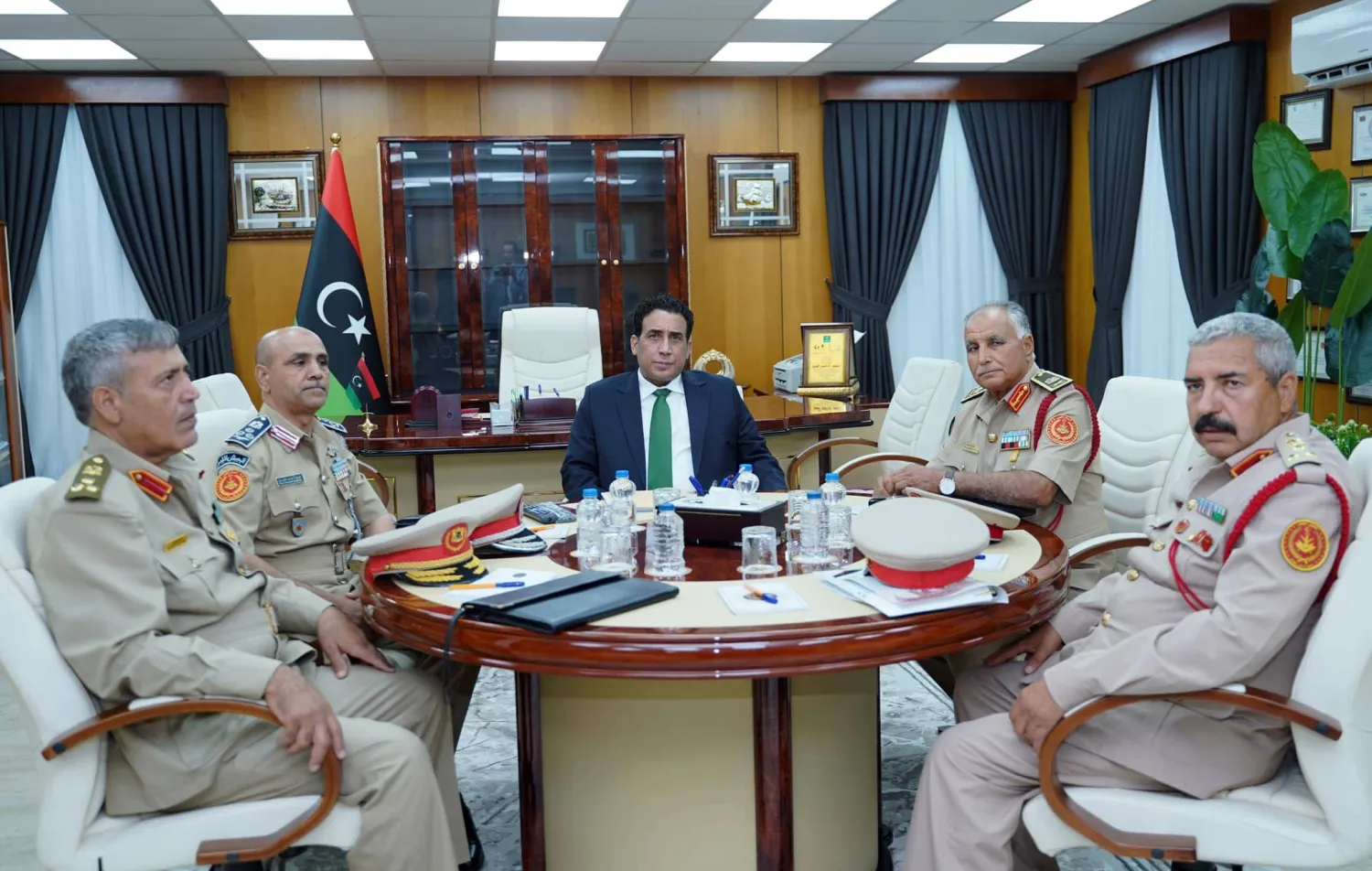 المنفي ملتقياً رئيس الأكاديمية العليا للدراسات الاستراتيجية وعمداء كلياتها العسكرية (المجلس الرئاسي)