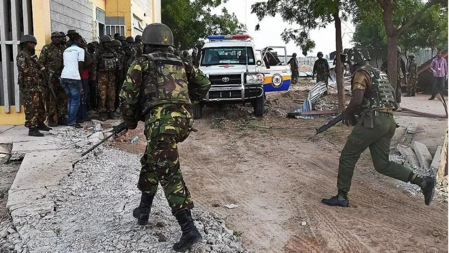 Kenya polisi, 2015 yılında Garissa Üniversitesi’ne düzenlenen saldırının ardından güvenlik önlemlerini artırdı. (AFP)