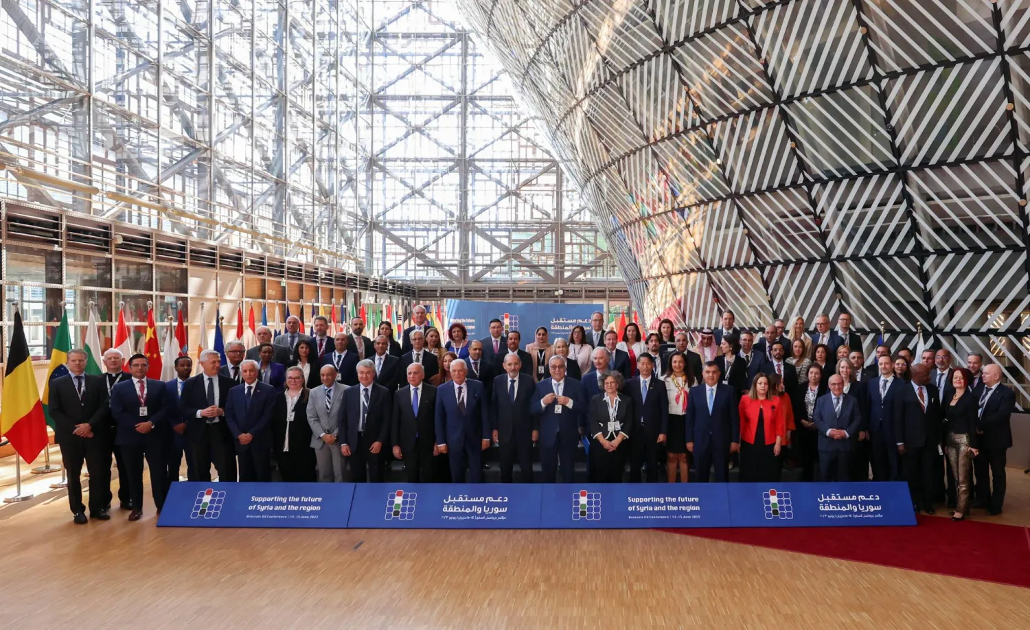 صورة جامعة للمشاركين في المؤتمر (إ.ب.أ)