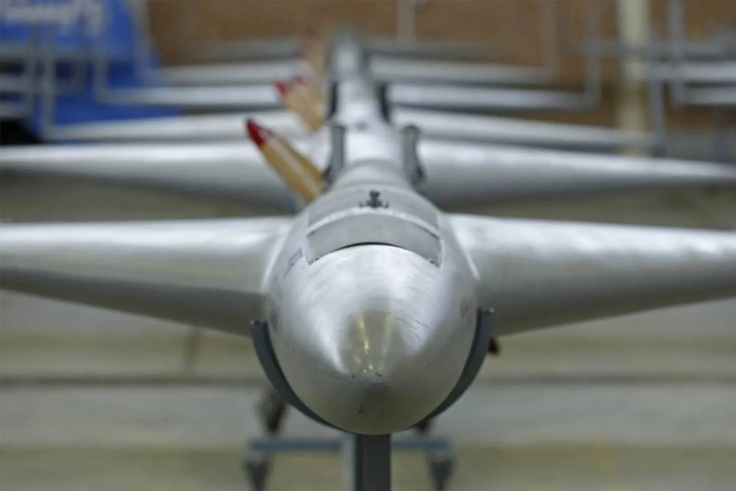 الجيش الإيراني يعرض مسيَّرات «شاهد» الانتحارية في مستودع بموقع مجهول، في أبريل الماضي (إ.ب.أ)