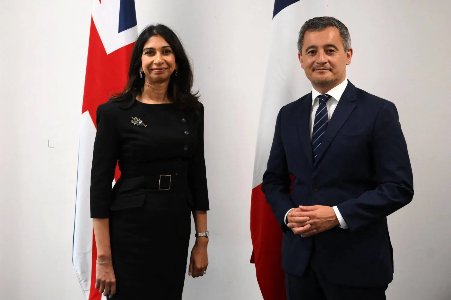 خلال لقاء اليوم الخميس بين وزيرة الداخلية البريطانية سويلا برايفرمان ونظيرها الفرنسي جيرالد دارمانان في لندن (أ.ف.ب)