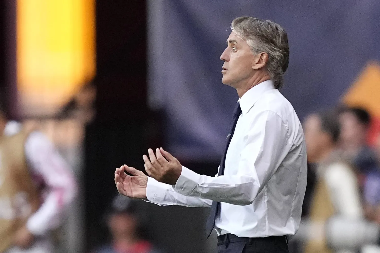 مانشيني عبر عن غضبه بسبب هزيمة منتخبه من إسبانيا (أ.ب)