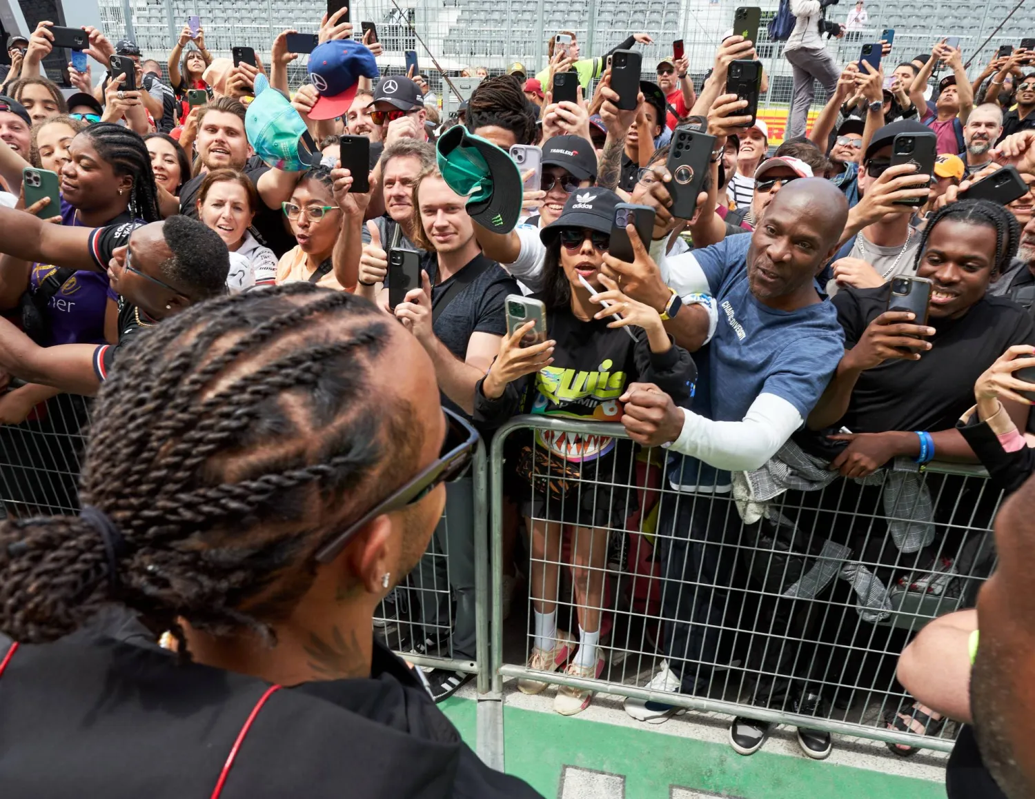 هاميلتون يوقع للمعجبين في مونتريال بكندا (إ.ب.أ)