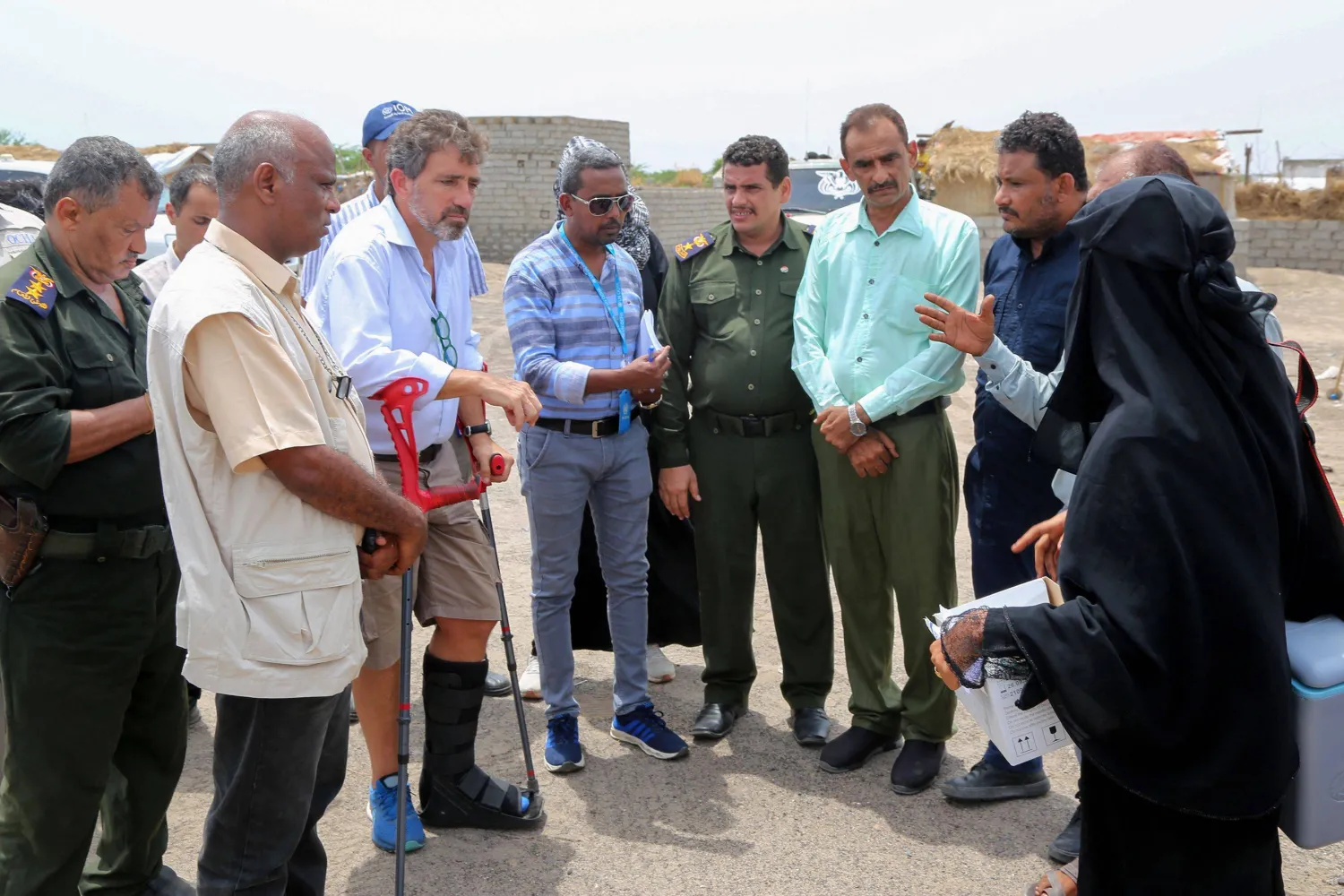 دييغو زوريلا نائب منسق الأمم المتحدة في اليمن يقيم وضع النازحين بسبب النزاع في محافظة الحديدة (أ.ف.ب)