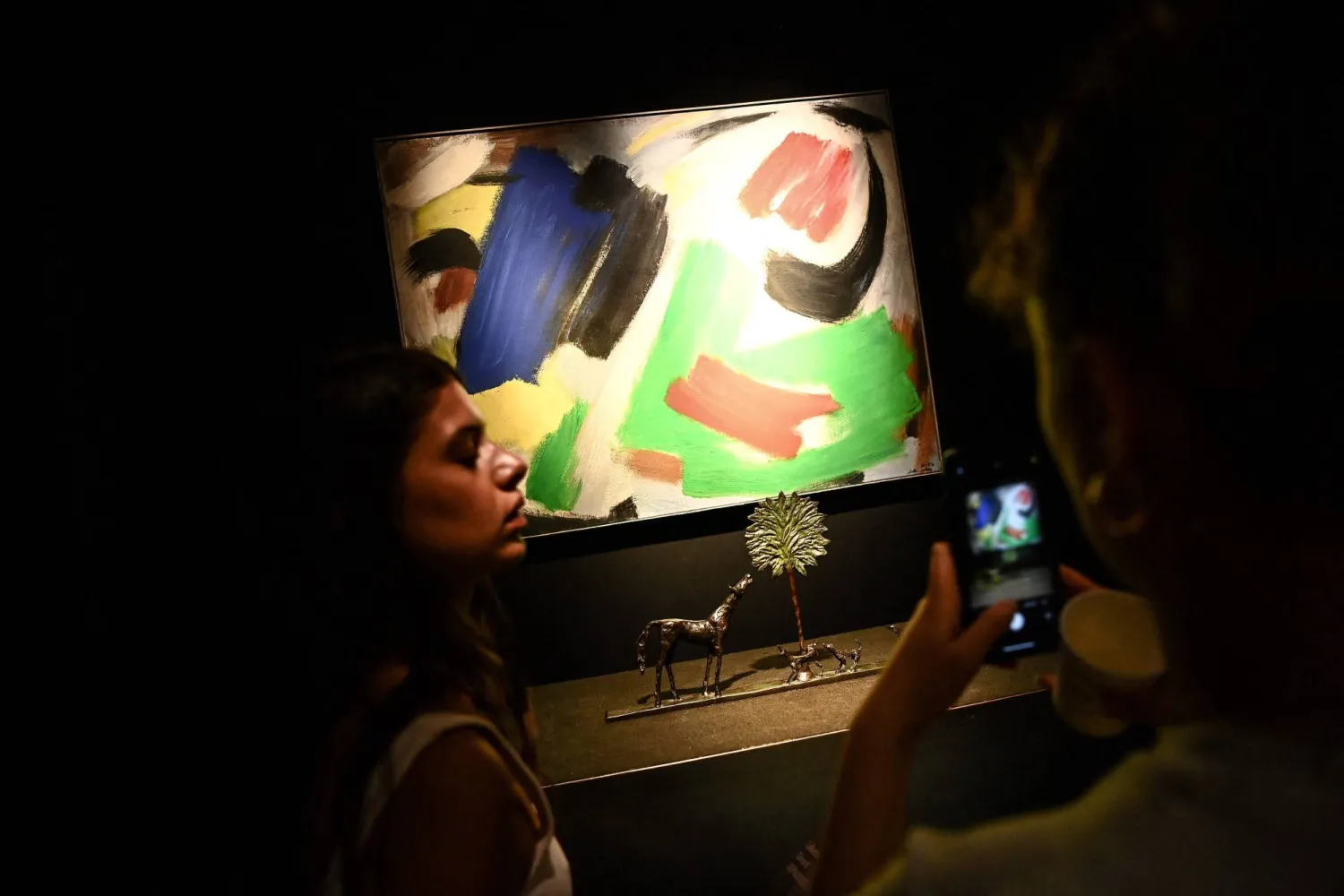 بعض الأعمال المملوكة لدوبارديو في المعرض المقام في باريس قبل المزاد في شهر سبتمبر المقبل (أ.ف.ب)