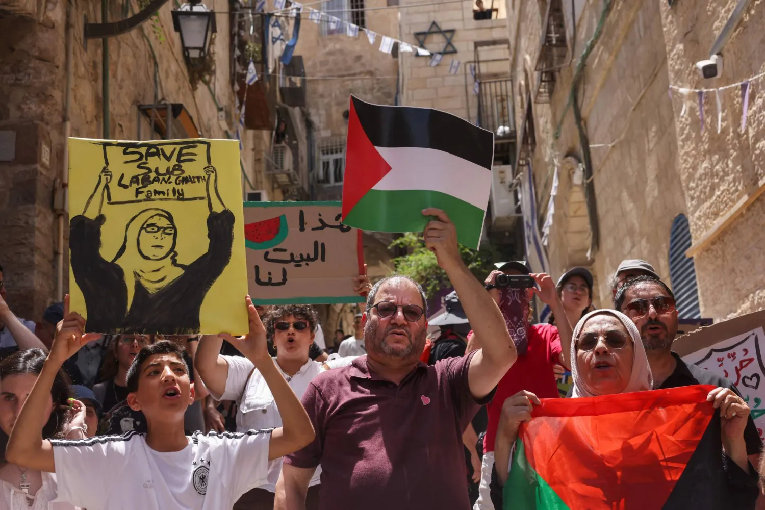 فلسطينيون وإسرائيليون يساريون يحتجون على طرد عائلة فلسطينية من منزلها في القدس القديمة الجمعة (أ.ف.ب)