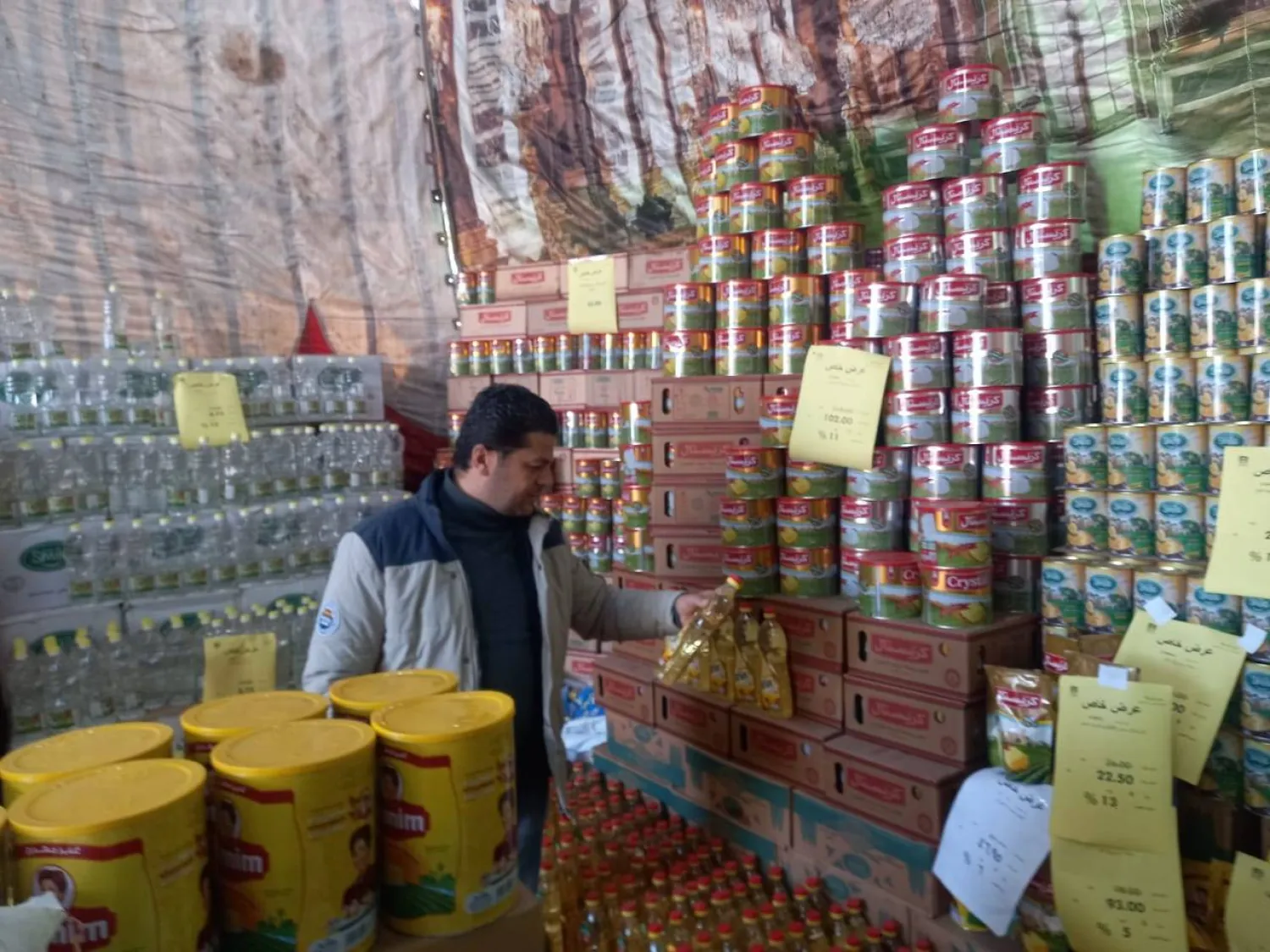 منافذ بيع السلع الغذائية تنتشر في المحافظات المصرية  (الشرق الأوسط)