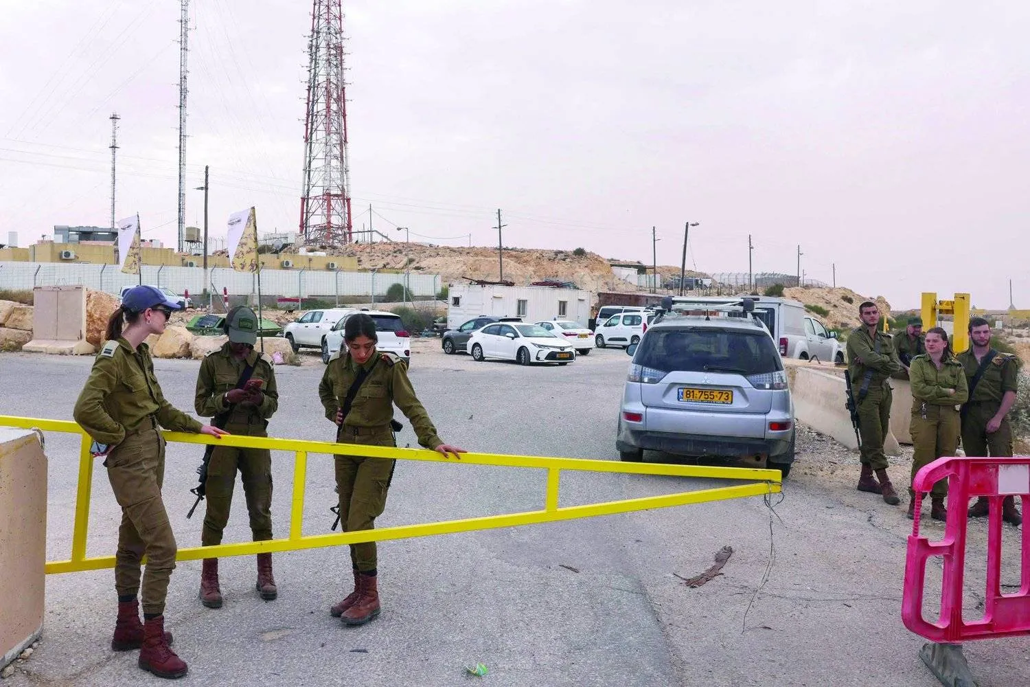 جنود إسرائيليون خارج قاعدتهم قرب الحدود مع مصر الأسبوع الماضي (أ.ف.ب)