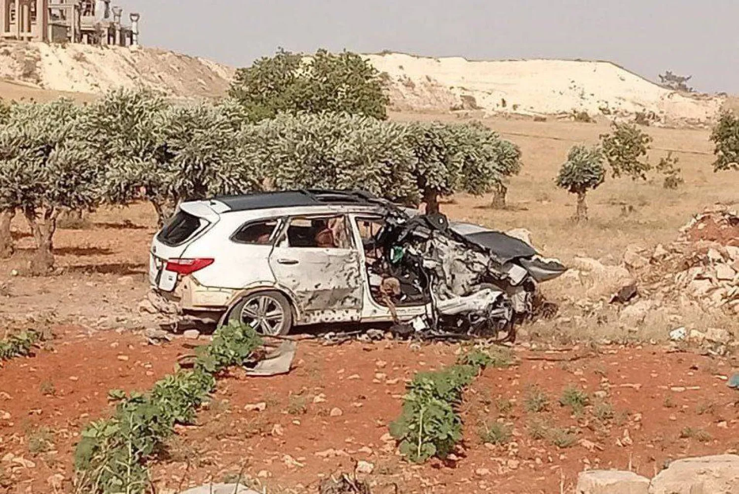 مقتل عناصر قيادية في «قسد» في سيارة استهدفتها مسيّرة تركية في تل رفعت (تويتر)