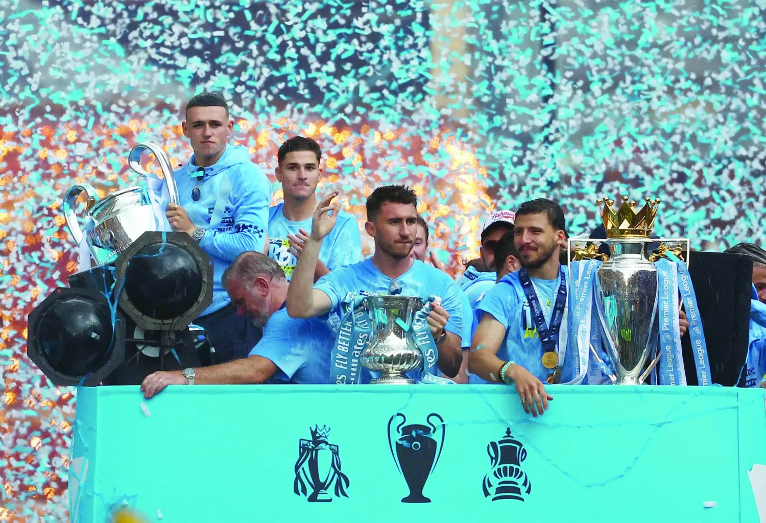 مانشستر سيتي وحافلة النصر والكؤوس الثلاث التاريخية (رويترز)