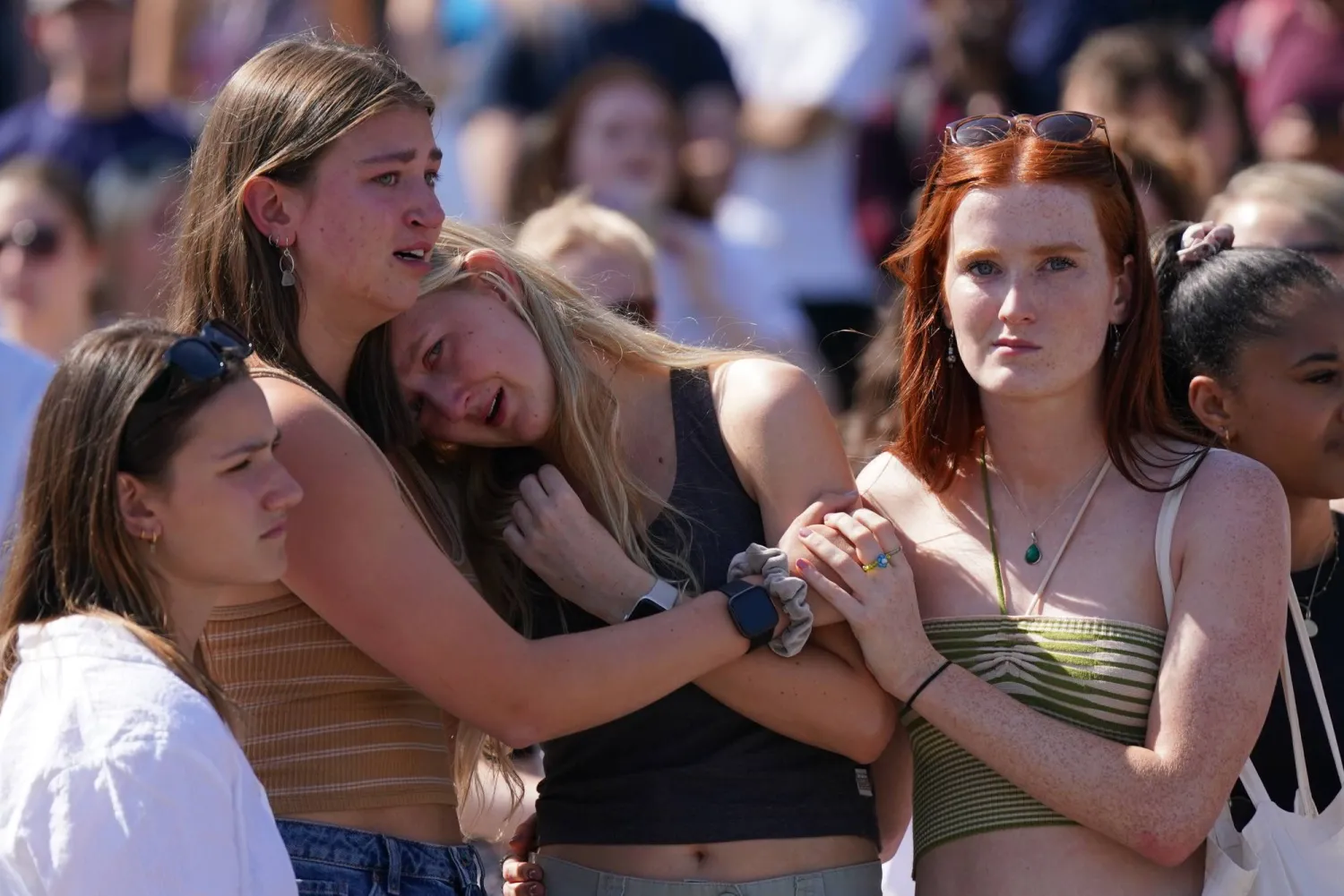 أفراد يشاركون في وقفة احتجاجية في جامعة نوتنغهام ببريطانيا في 14 يونيو بعد مقتل ثلاثة أشخاص وإصابة ثلاثة آخرين في هجمات متصلة صباح الثلاثاء (د.ب.أ)