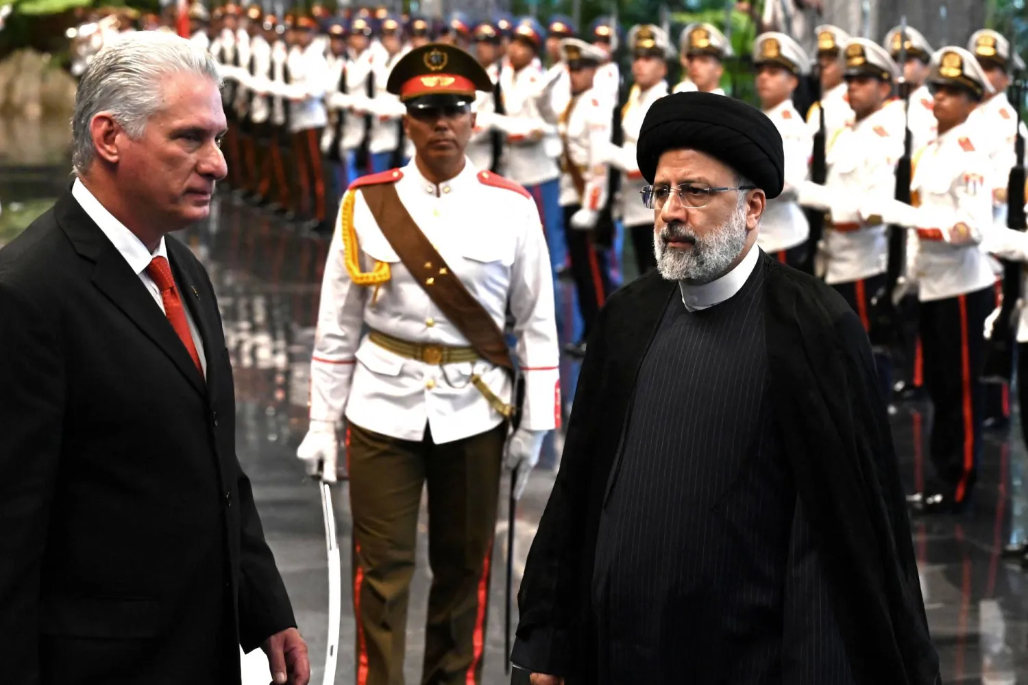 الرئيس الكوبي ميغيل دياز - كانيل يستقبل نظيره الإيراني إبراهيم رئيسي الخميس (أ.ف.ب)