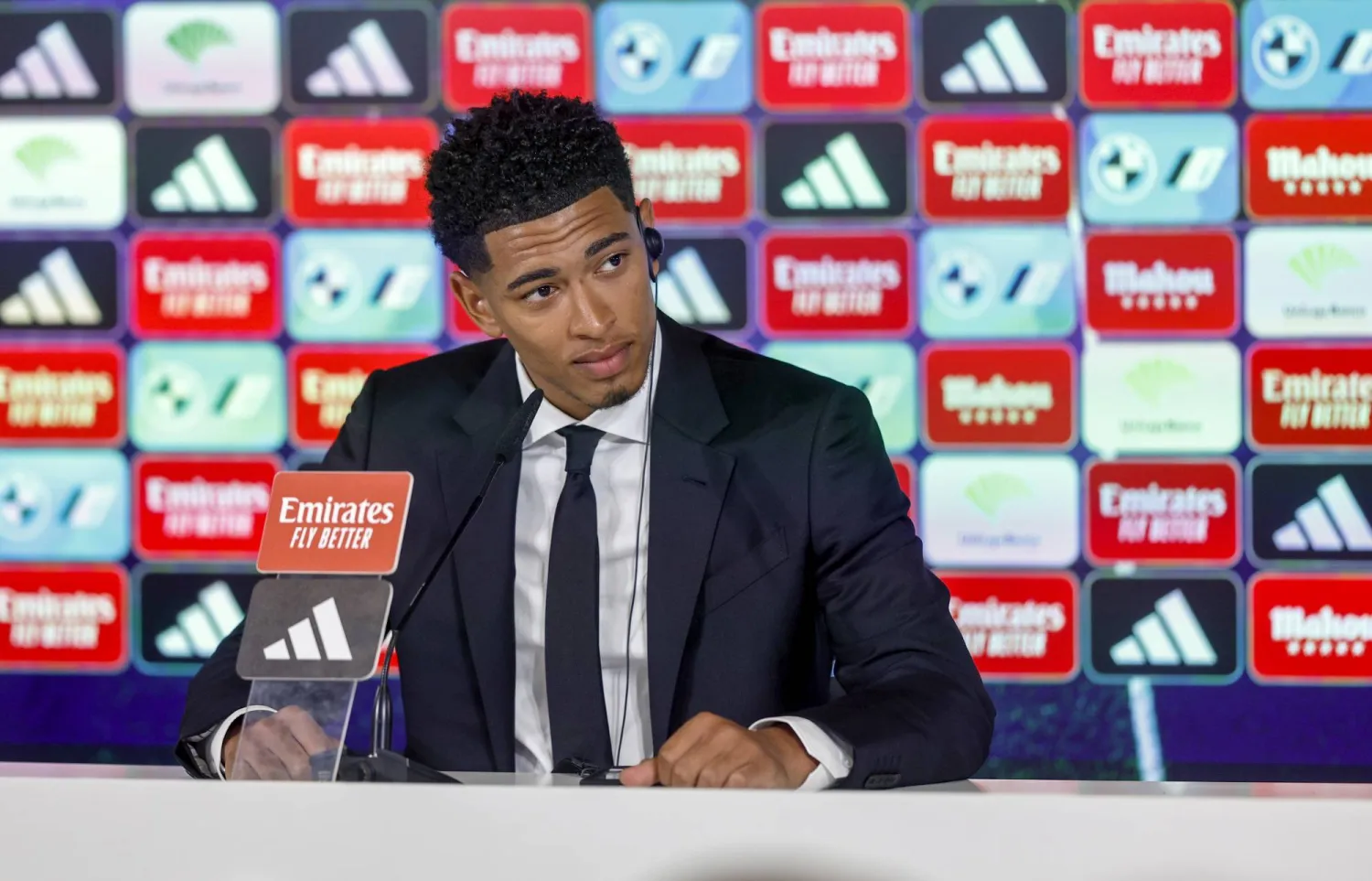 بيلينغهام في المؤتمر الصحافي الذي عقد أثناء تقديمه في مدريد الخميس