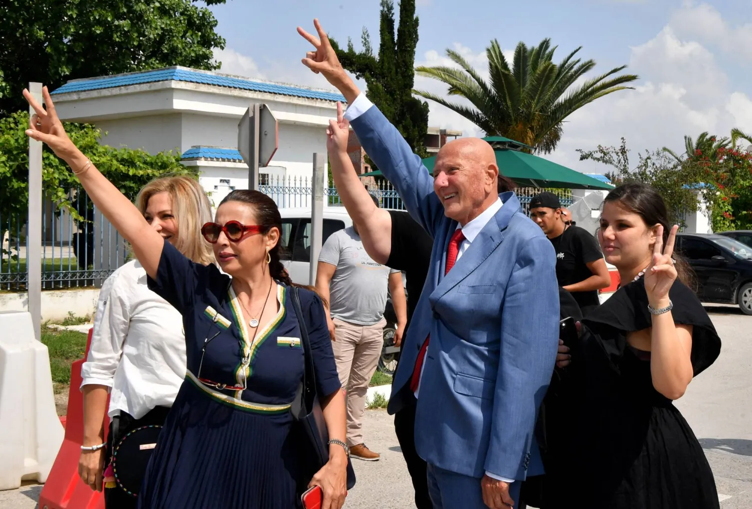 أحمد نجيب الشابي لدى وصوله إلى مقر الأمن لاستجوابه في قضية التآمر على أمن الدولة (أ.ف.ب)