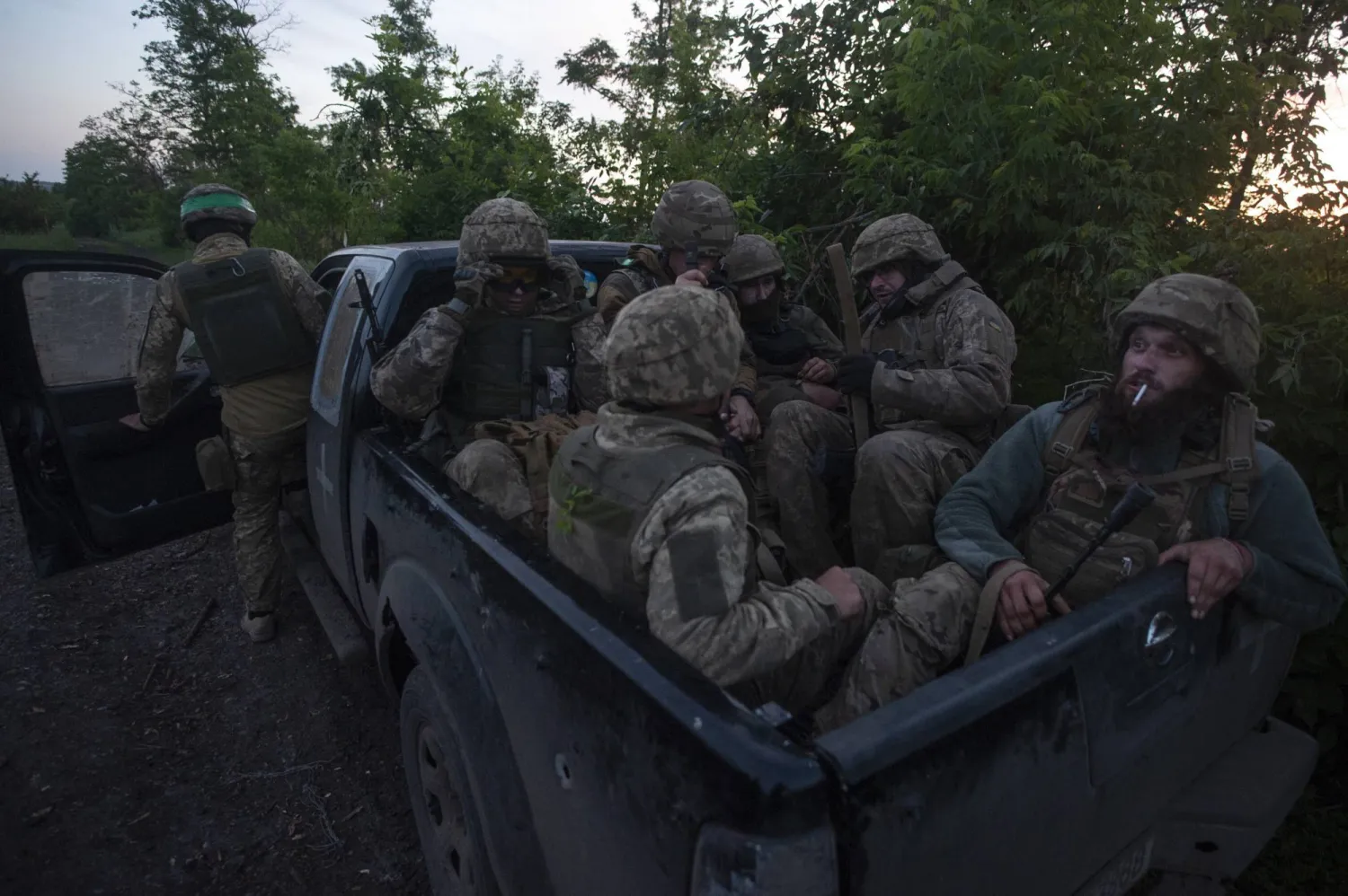 جنود أوكرانيون في شاحنة صغيرة بموقعهم على خط المواجهة بالقرب من باخموت (أ.ب)