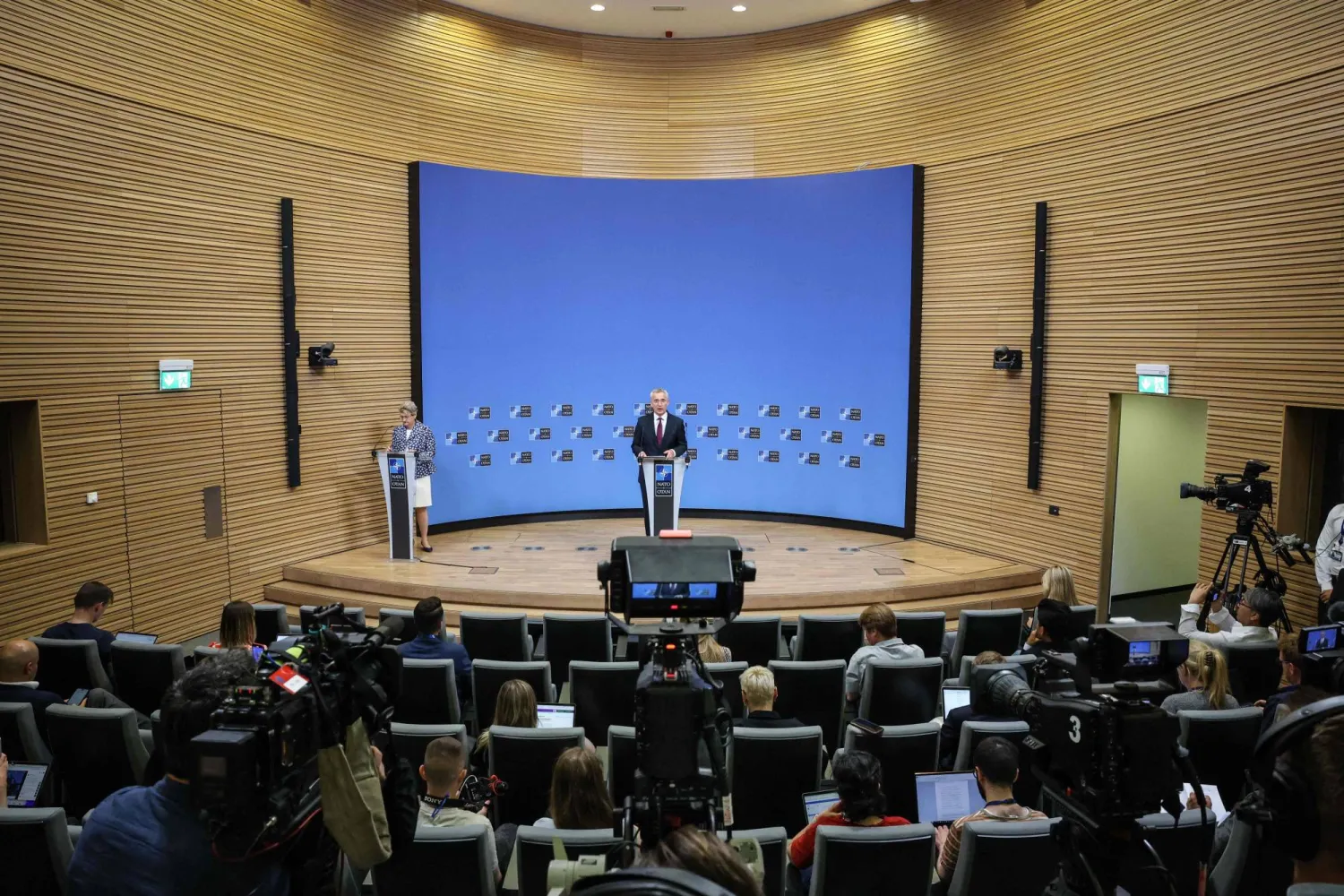 الأمين العام لحلف الناتو ينس ستولتنبرغ يلقي كلمة في مؤتمر صحافي خلال اجتماع مجلس الناتو مع وزراء دفاع الدول الأعضاء في مقر الحلف ببروكسل