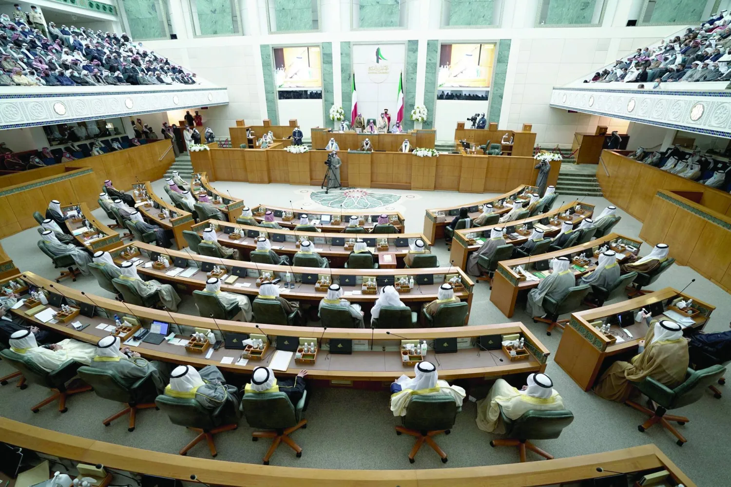 
مجلس الأمة (النواب) الكويتي في أحد اجتماعاته (رويترز)