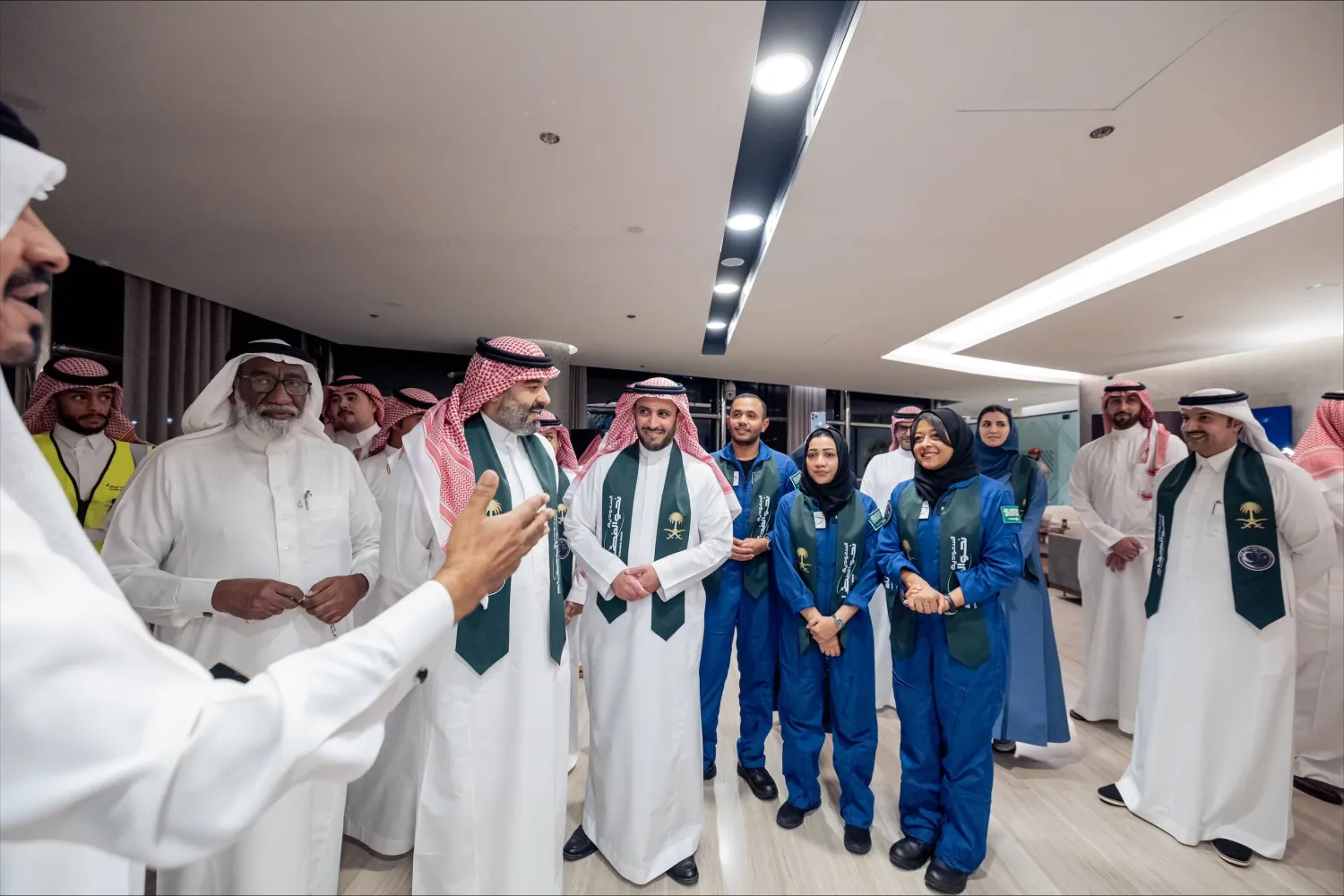 وهنأت وكالة الفضاء السعودية رائدي الفضاء ريانة برناوي وعلي القرني بمناسبة وصولهما سالمين إلى أرض الوطن (وكالة الفضاء)