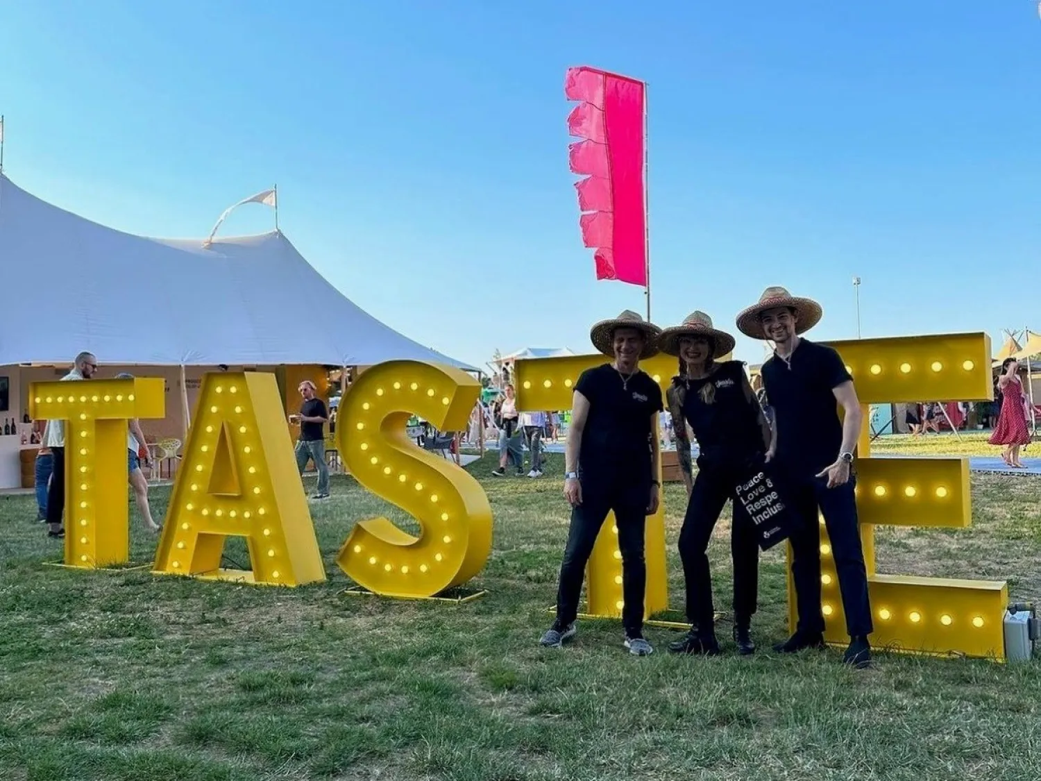 مدخل المهرجان في حديقة «ريجنت» بلندن (تايست أوف لندن على إنستغرام)