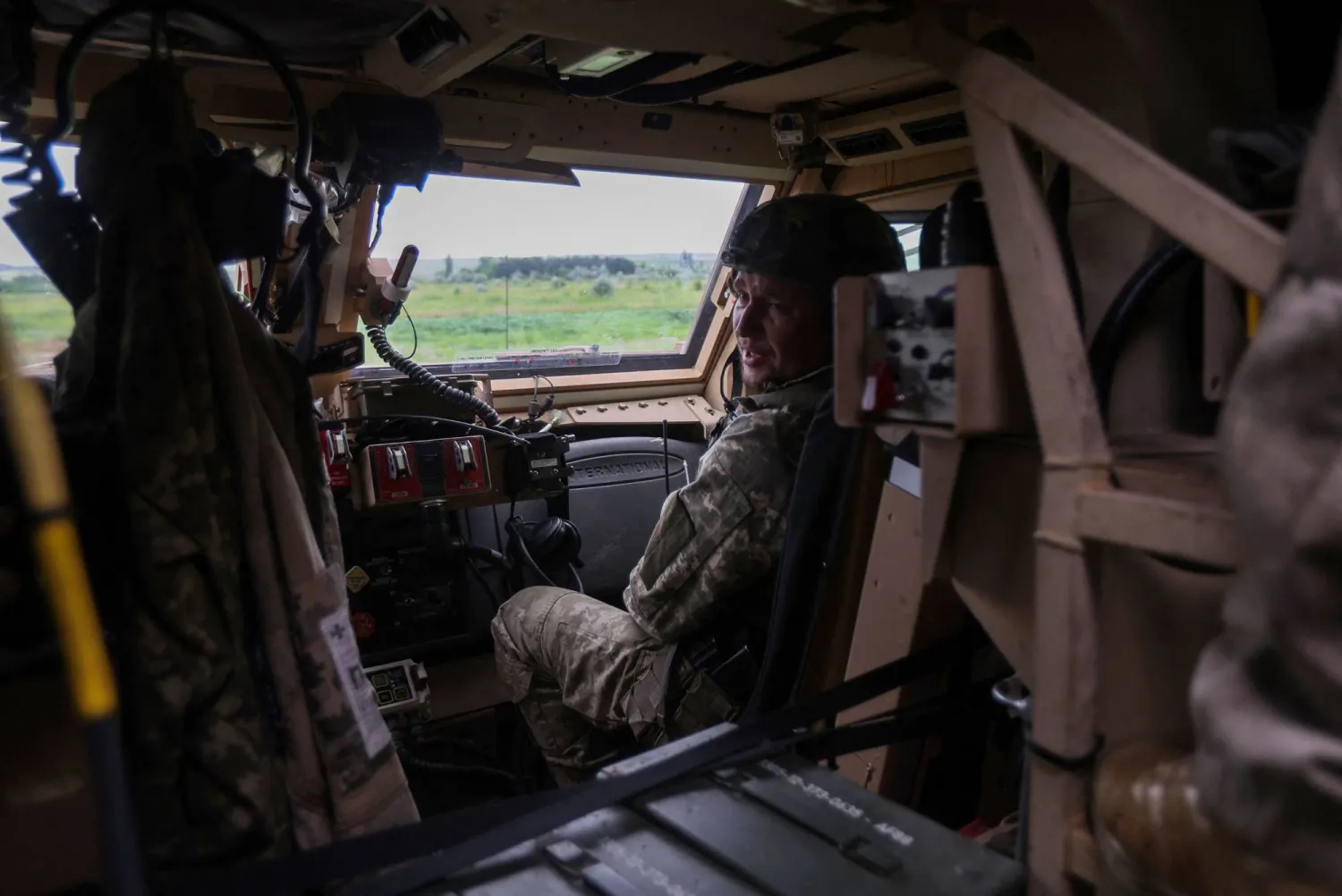 جندي أوكراني في دبابة في قرية بلاغوداتني التي تم تحريرها مؤخراً بمنطقة دونيتسك (أ.ف.ب)